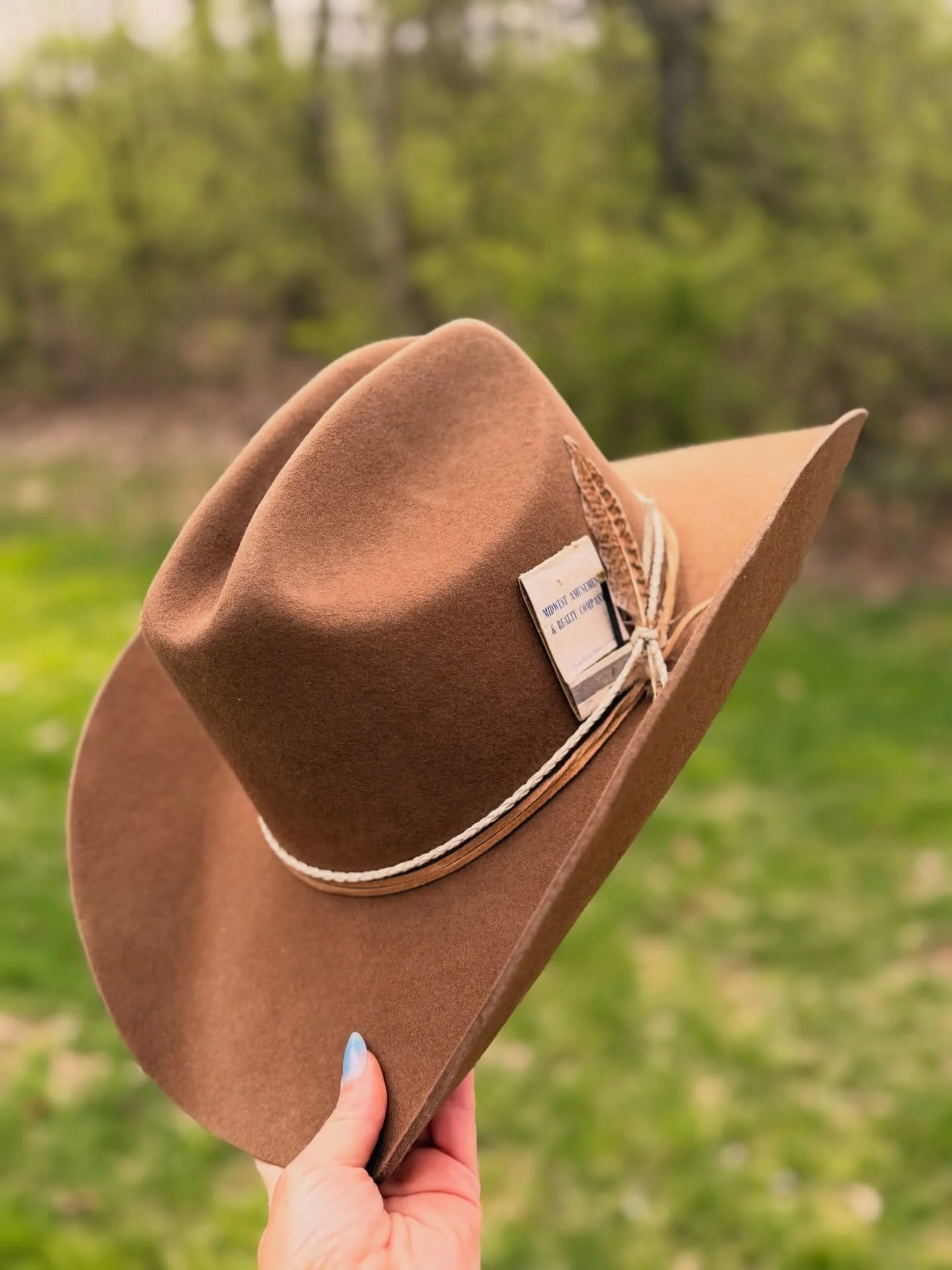 for the cowboys 🐴

mixed leathers + simple feather + and a vintage matchbook = a custom hat for those rope swinging cowboys 🤎

#customhat #cowboyhat #cincy #mobilehatbar #westernwear