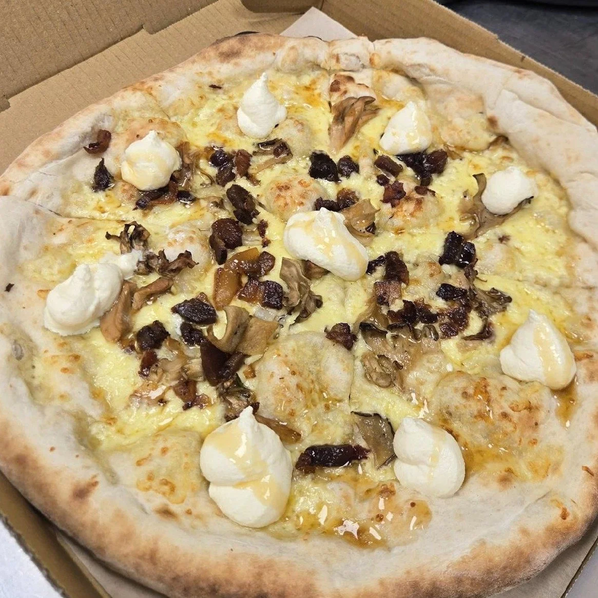 🍂 Woodland Harvest Pizza is back this Friday! 🍕

Our fall-inspired favorite features a base of olive oil, bacon fat, and roasted garlic, topped with our house-made pasta filata cheese, roasted local wild hen of the woods mushrooms, and bacon. After