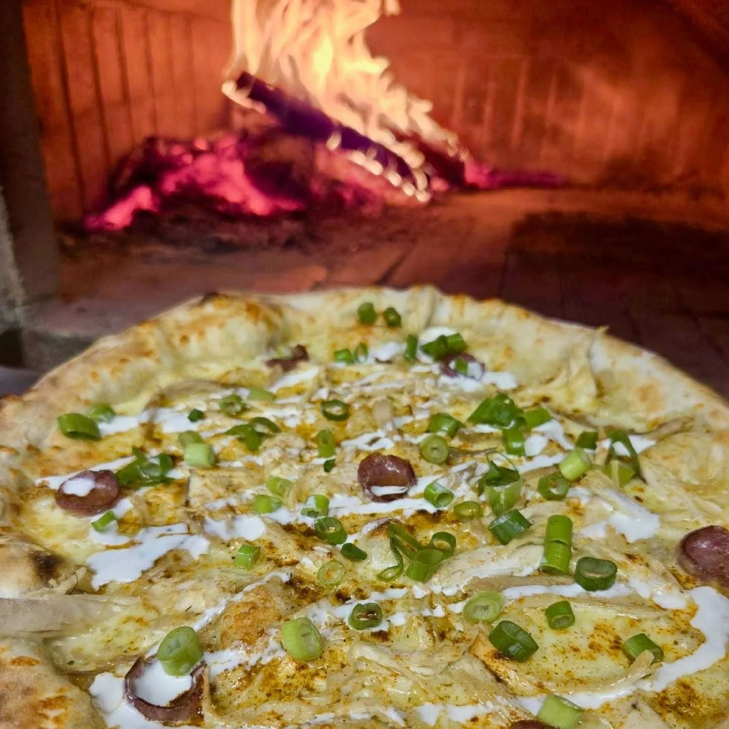 🍕 January&rsquo;s Special Pizza: Creole White Pizza

We&rsquo;re starting the year with a little spice for our special

Fermented cream + olive oil base, house-made andouille sausage, roasted chicken, caramelized onions, mozzarella, and gentle Creol