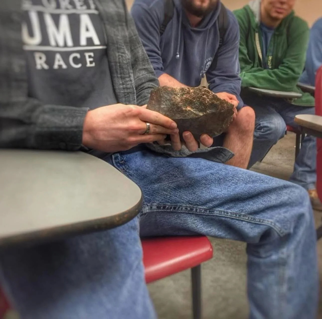 Ten years ago today, while teaching my Human Evolution class at Washington College I was able to bring my lesson to life with the Oldowan Chopper I made and used in episode 1 of The Great Human Race.... priceless! 

#eatlikeahuman #primitivetechnolog