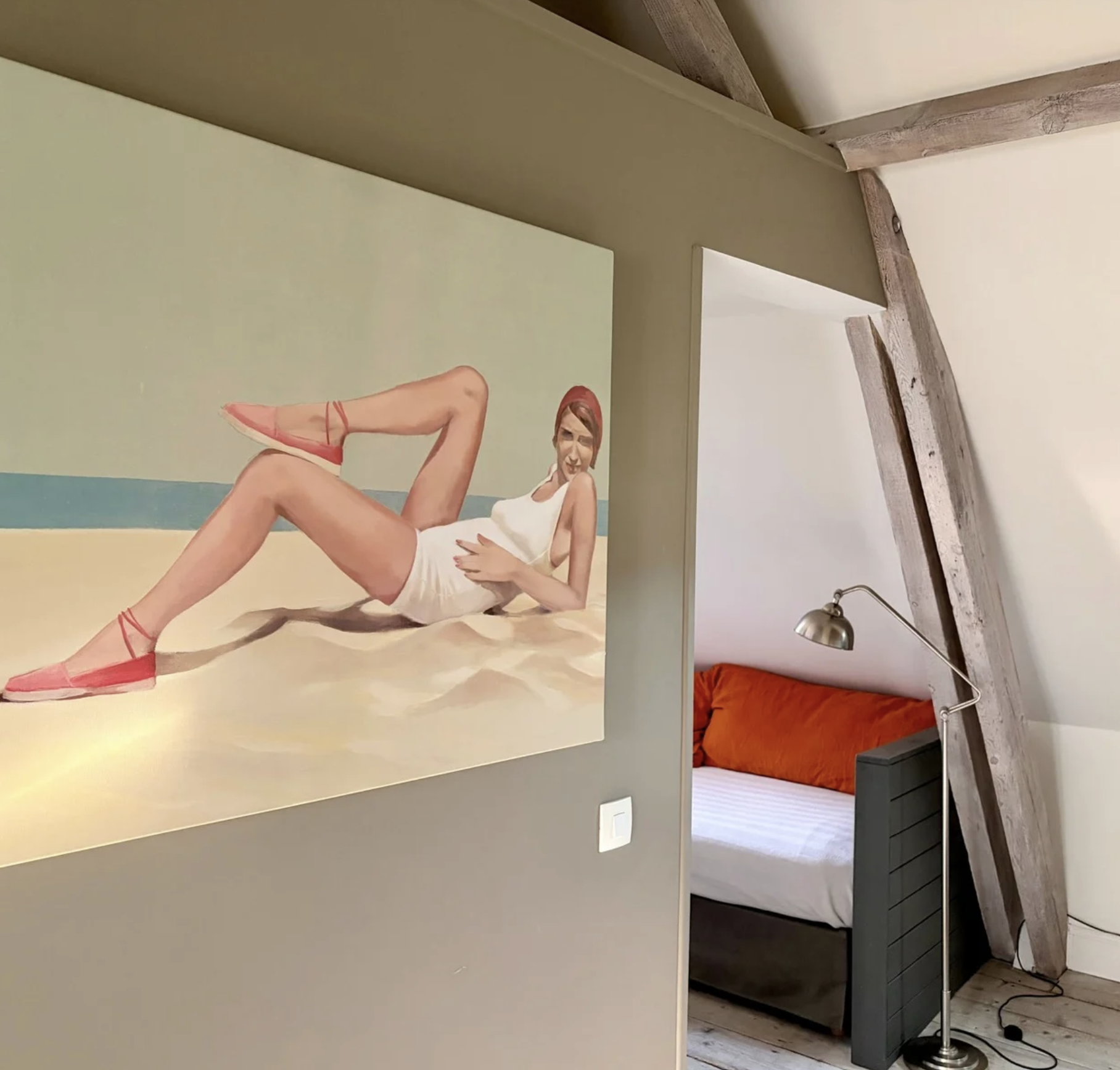 Une photo d'un tableau représentant une femme en maillot de bain rouge et sandales roses, allongée sur une plage, souriant, avec une main sur son ventre, dans un style artistico-pop.