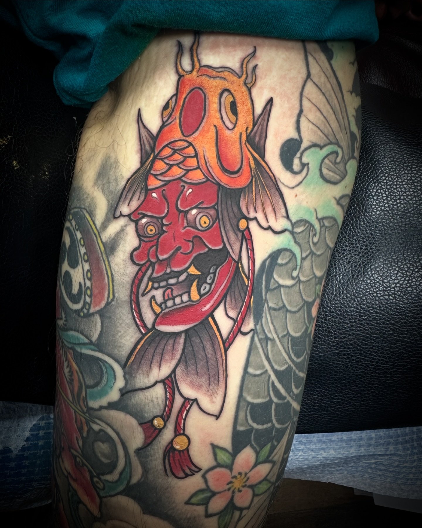 GAP FILLED 👌🏾

Tattoo made for the homie picked from my flash 🎏🙏🏽

Super happy with the bold colors I was able to pack into this lil guy 

➡️for booking info⬅️

✨check out the link in my bio ✨

#tattoo #tattoos #japanesetattoo #japanesekoi #koi 