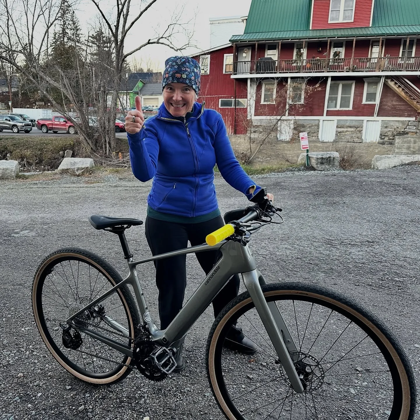 Congratulations to Liz!! 

This gorgeous @ridecannondale Synapse electric gravel bike was customized with straight bars and these electric yellow grips! If you are in the market for a carbon, electric road/gravel bike the Synapse is an incredible con