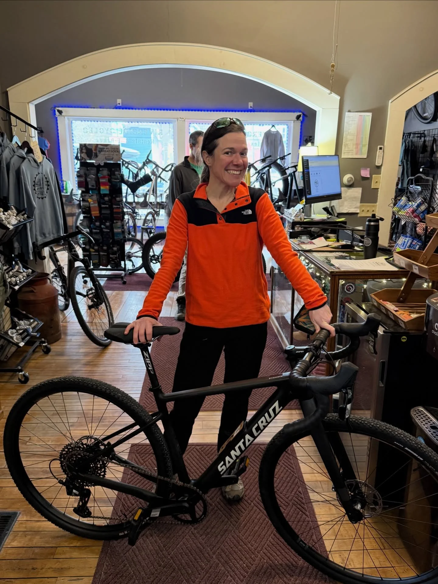Happy (belated) new bike for Petra! 

This Santa Cruz Stigmata practically sold itself 😊 

We can&rsquo;t wait to hear about your adventures.

#santacruzbikes #newbikeday #hardwickvt #riversidecycles @santacruzbicycles