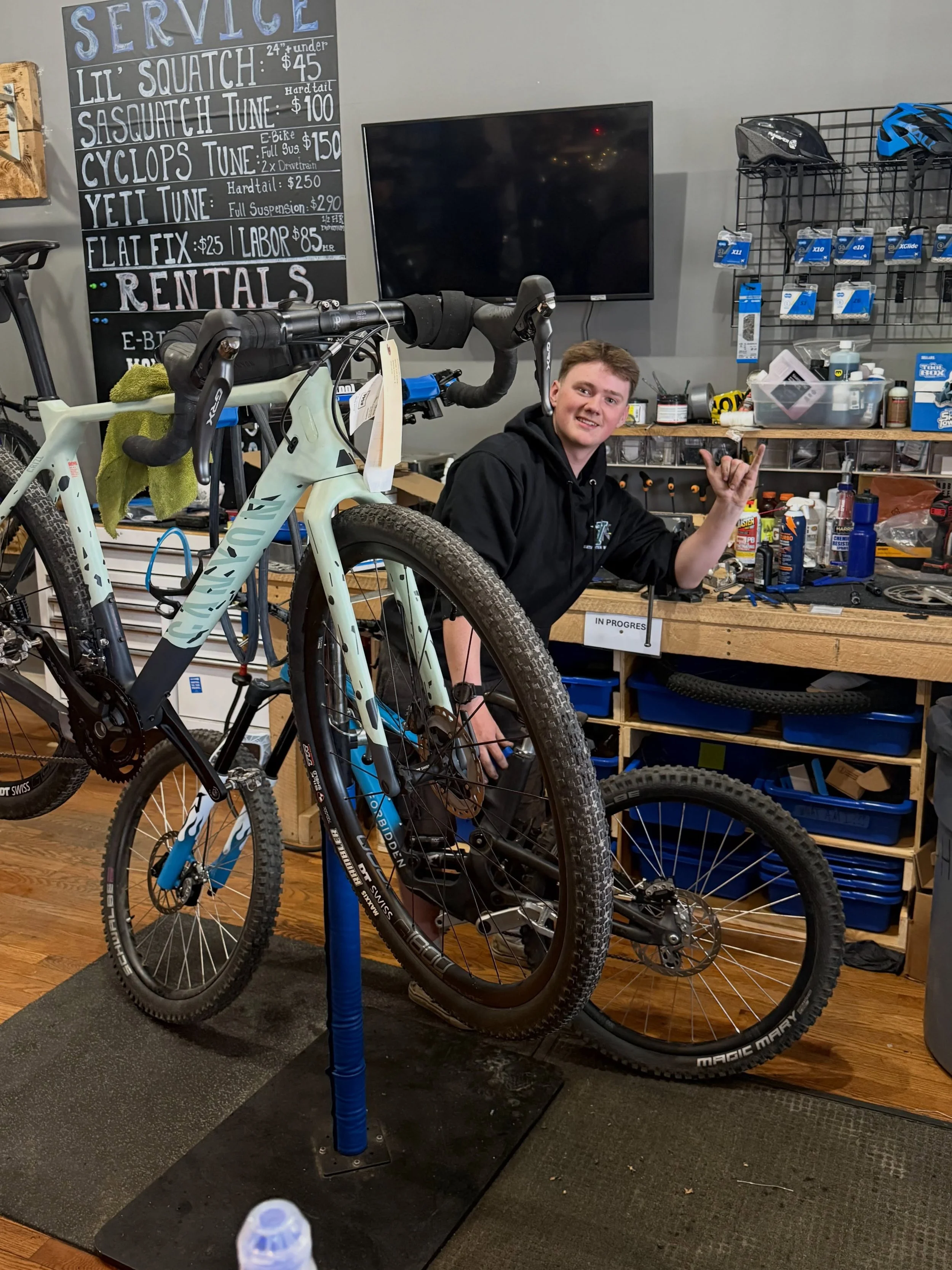 A Wednesday well spent in the service department 🔧

Keeping bikes rolling, solving problems, and making sure every detail is right before the next ride! 

#RiversideCycles #BikeService #BikeMechanicLife #CyclingCulture @jaspr_regan @bruh.matty