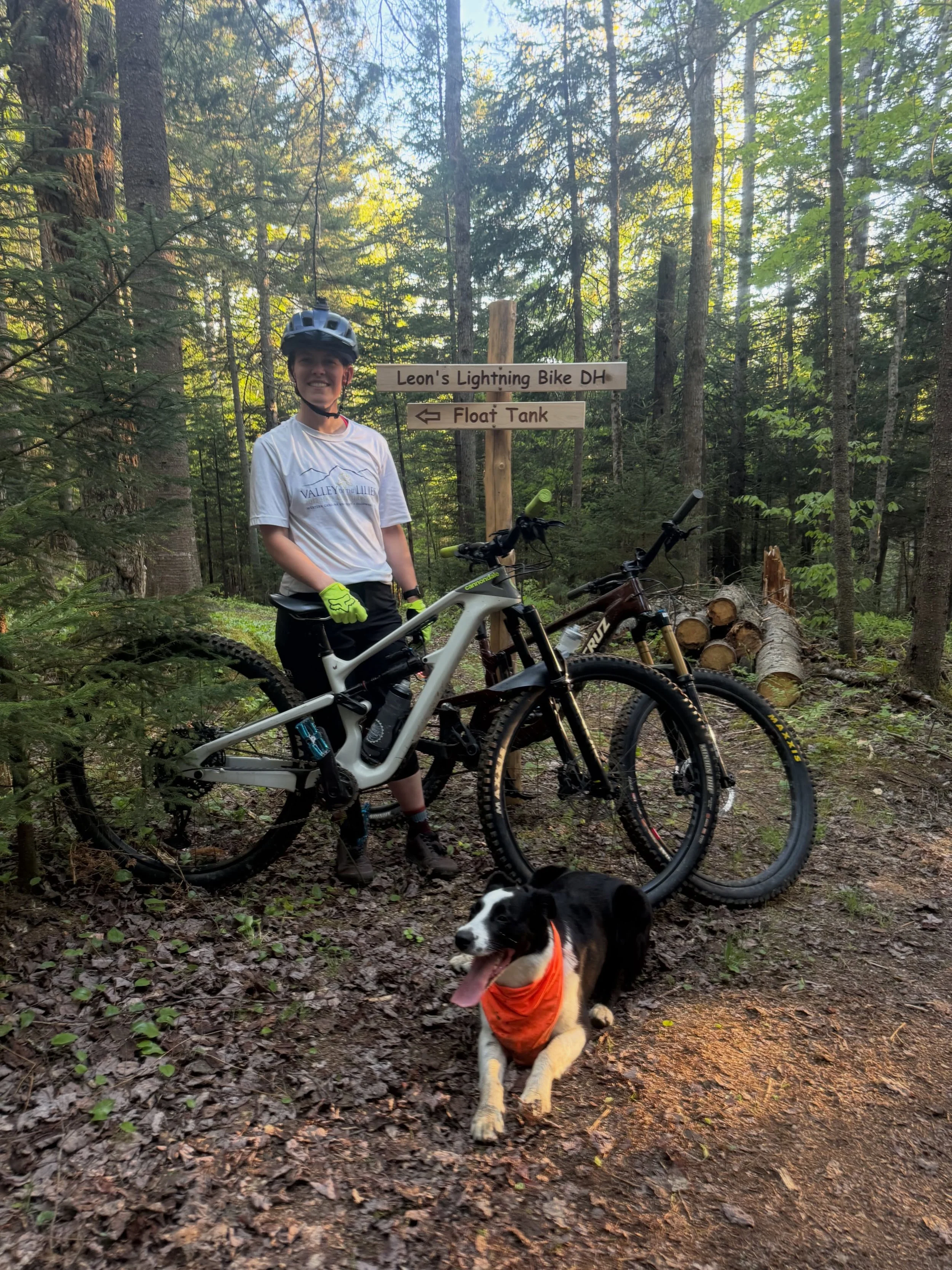 Three ingredients for a great day:
🚲 Bikes
🌲 Trails
🐕 A dog who loves adventure

Sarah, Levi, and Bosun found all three at the Wolcott Trails. We&rsquo;d call that a day well spent. @surahem @bossroot @ridecannondale @santacruzbicycles 

#Riversid