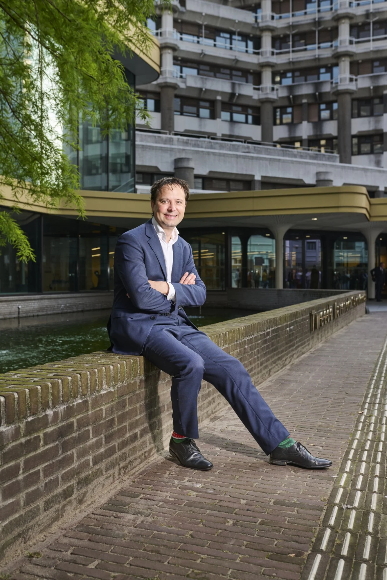 Portretfoto op locatie van kamerlid Joost Sneller