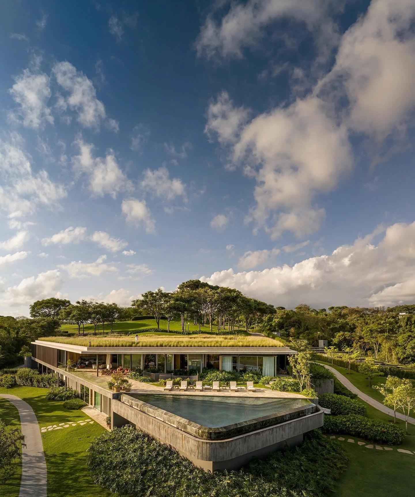 Brazilian architects continue to be top tier. 

Casa Gak designed by @bernardesarq 🤎
.
.
.
.
.
.
#tadaoando #archdigest #luisbarragan #helmutnewton #contemporarydesign #georgesjouve #luisbarragan #donaldjudd #vincenzodecotiis #charlotteperriand #jos