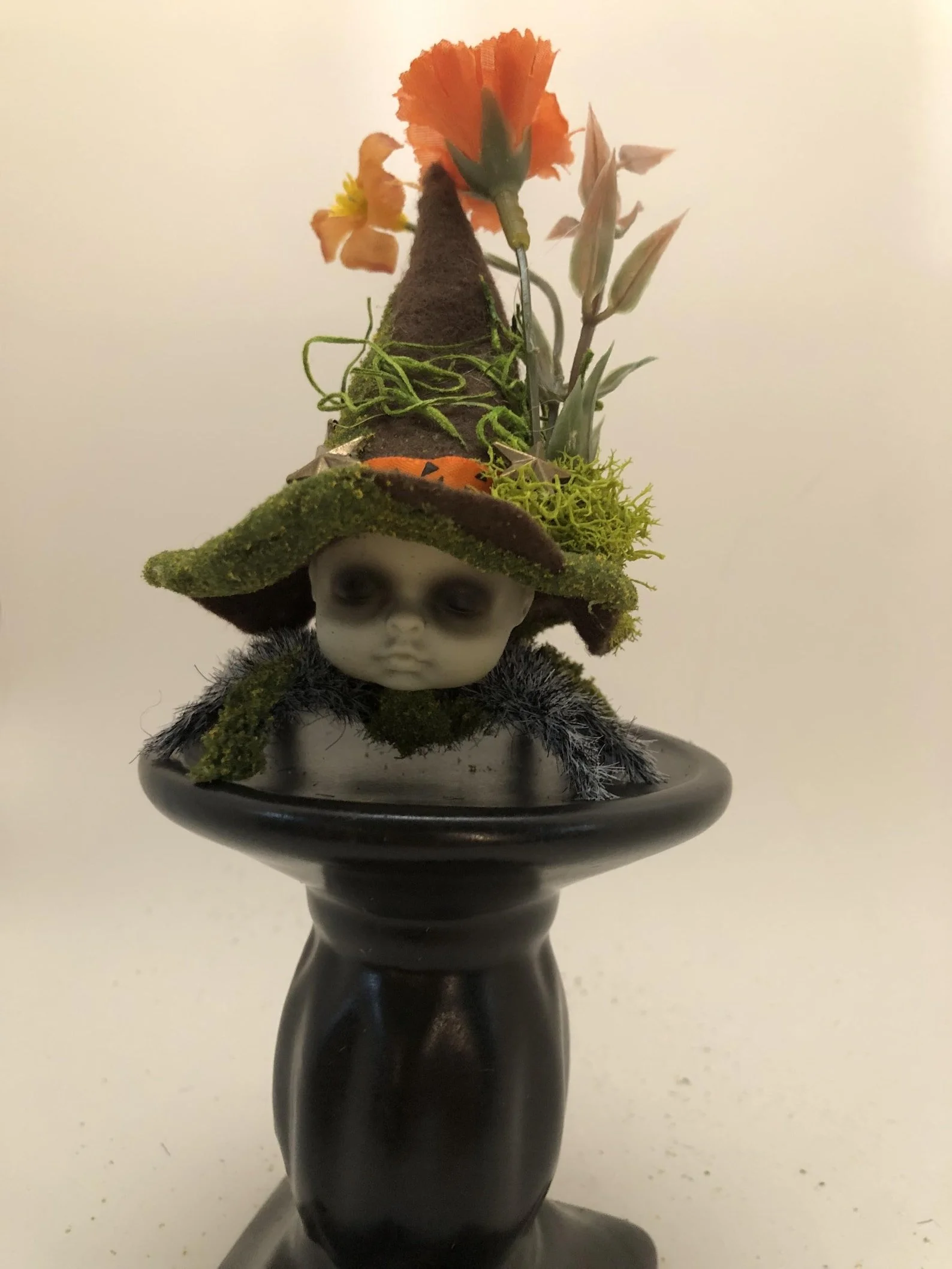 Picture of a Spiderling creation in a flower hat.