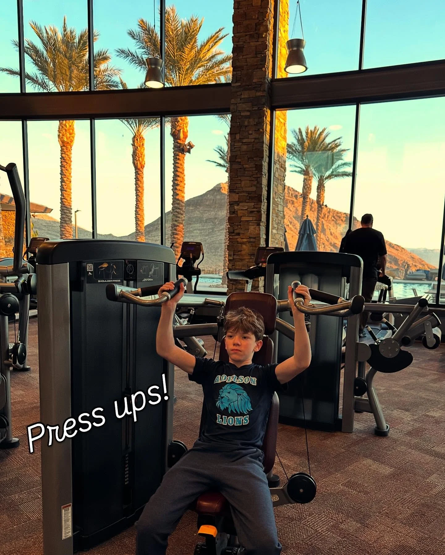 🏋🏼 6am workout today! 
Which one do you think is harder? 💪 
A) Pressing up
B) Pulling up

#ninjatraining #trainlikeaninja #buildingarmstrength #hittingthegymbeforeschool