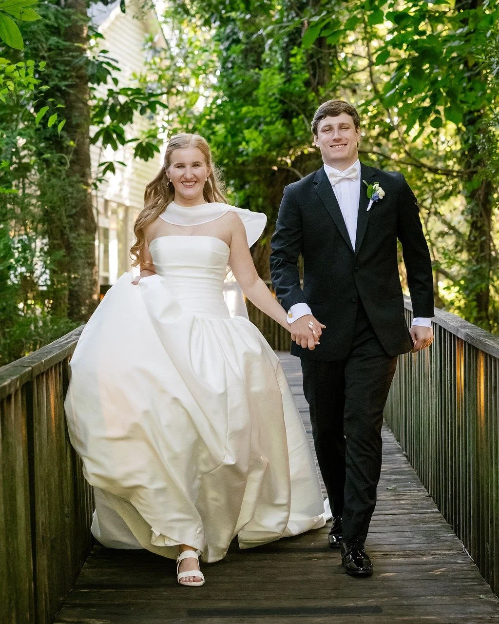Mr. &amp; Mrs. Crowley 🤍

Something about a classic wedding with beautiful blue and white florals just never goes out of style!

From their romantic portraits around the property to the sweetest cake cutting moments, the Crowleys' wedding day at 108