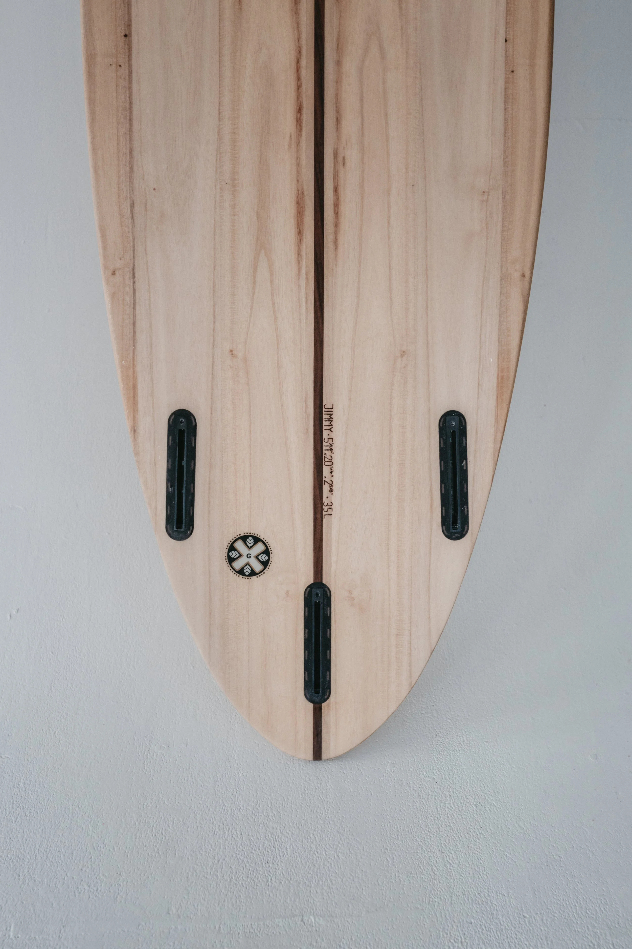 Jimmy Tail Detail – Pin Tail mit Performance-Fokus, handgefertigt aus Holz