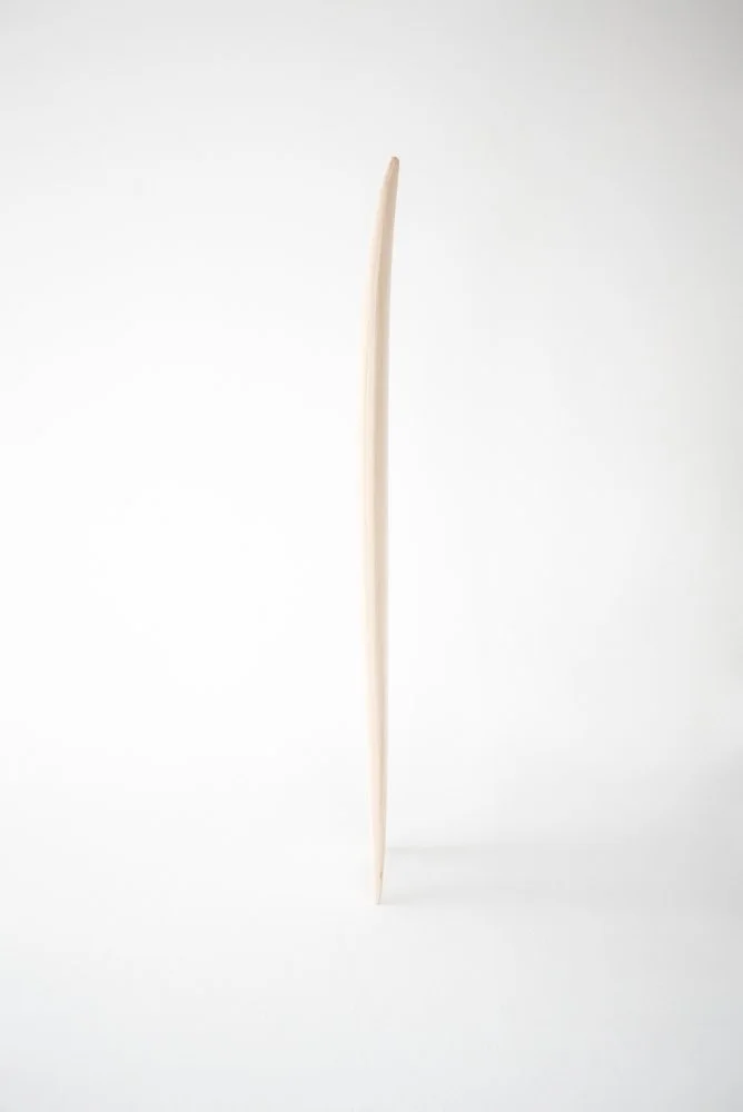 Keith Surfboard aus Holz – linkes Seitenprofil mit klassischer Fish-Tail-Kurve