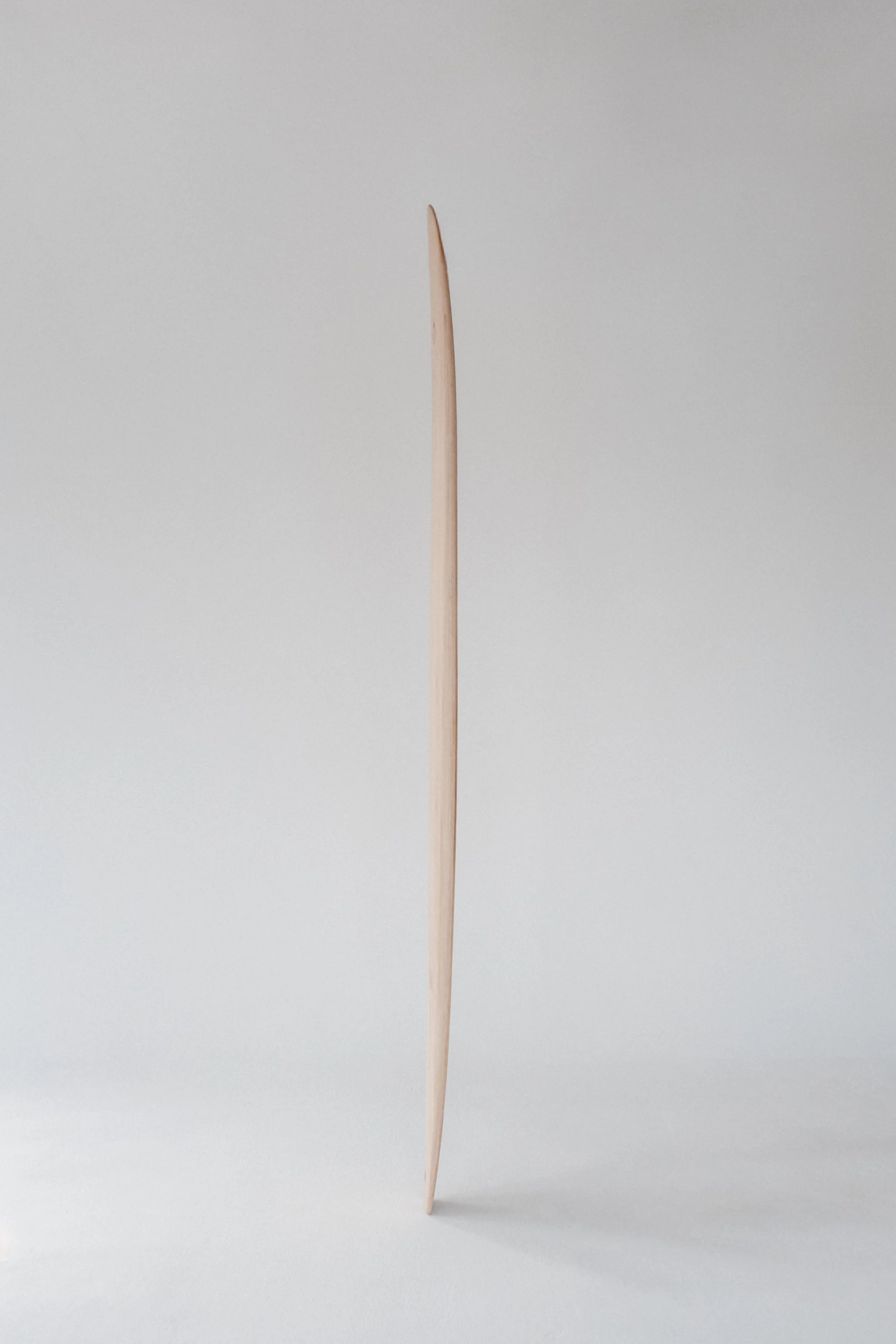 Mick Surfboard – rechte Seitenansicht, traditioneller Longboard-Shape mit Stil