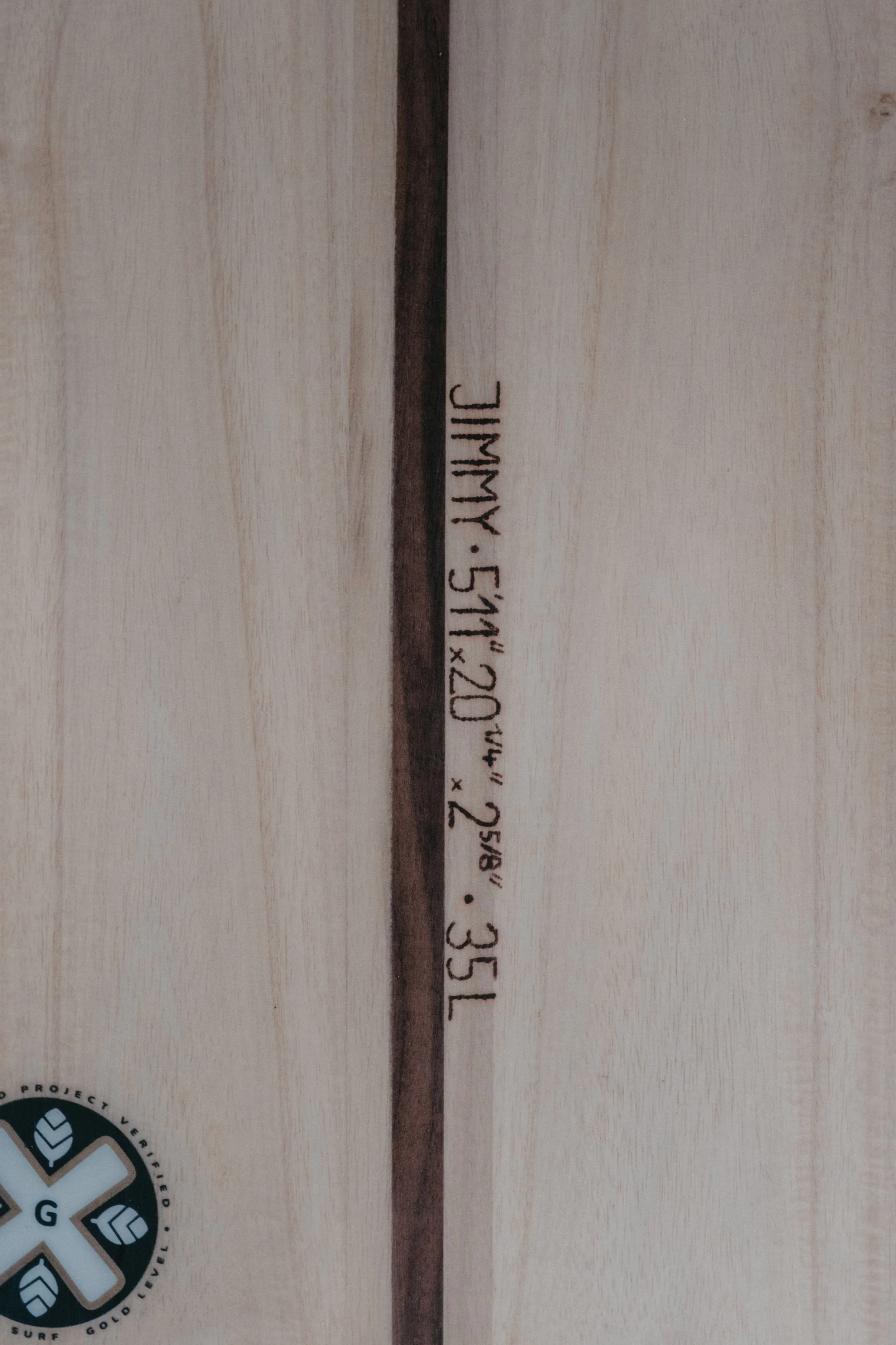 Jimmy Modell und Maße – eingebrannt auf dem Deck, jedes Board ein Unikat