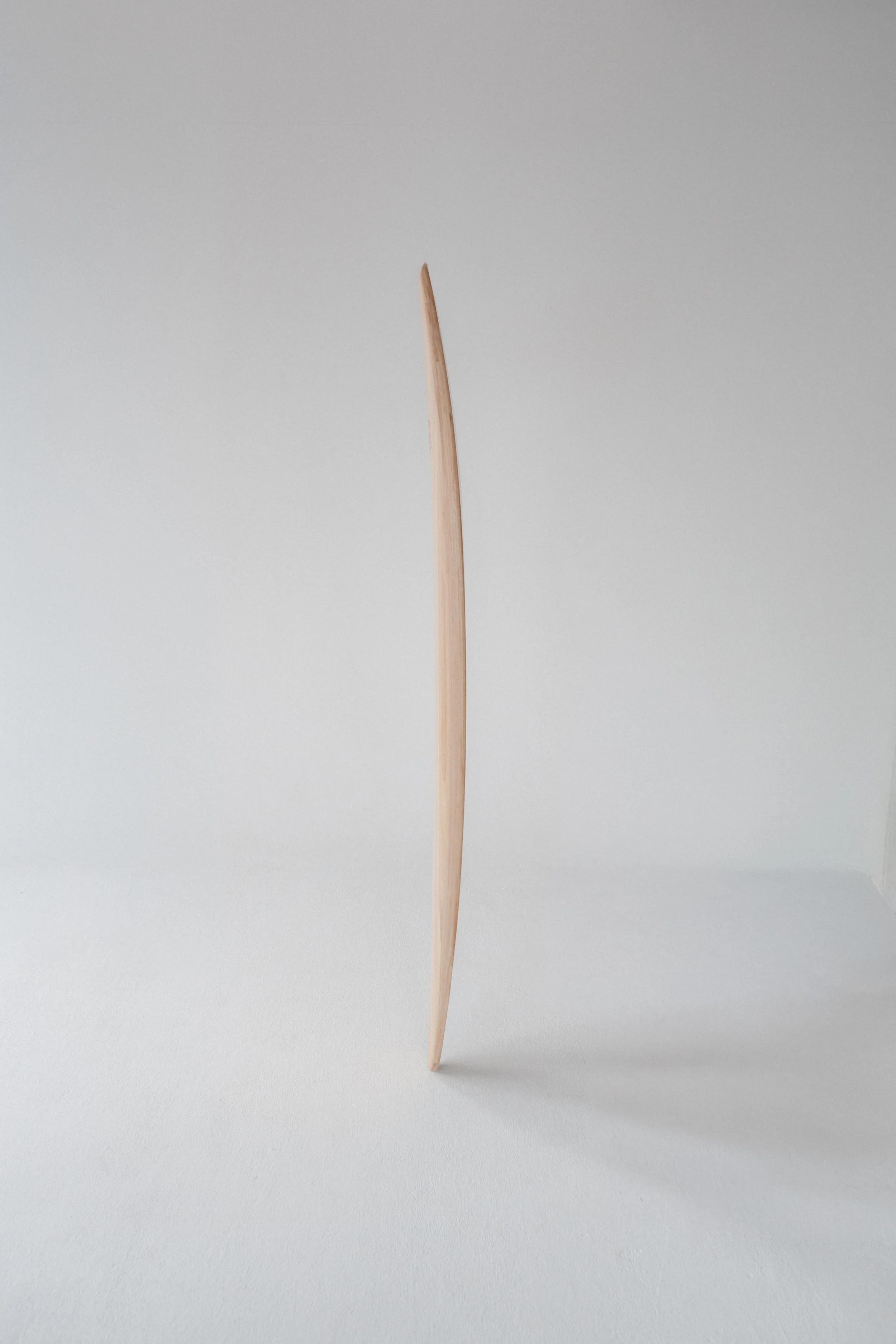 Jimmy Surfboard aus Holz – Seitenprofil rechts, Shortboard Shape für schnelle Manöver