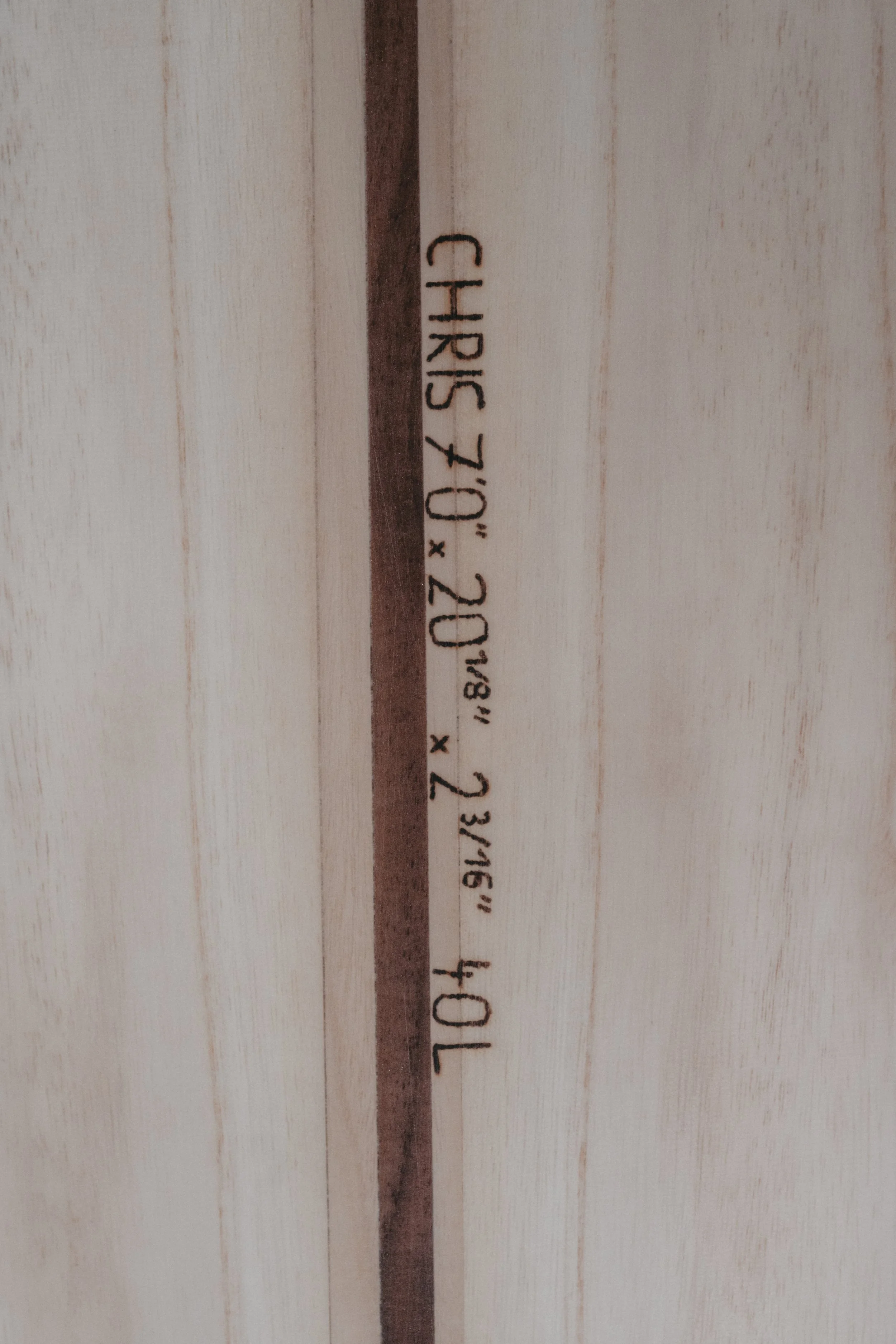 Chris Boarddaten – Modell und Maße per Hand eingebrannt auf dem Deck