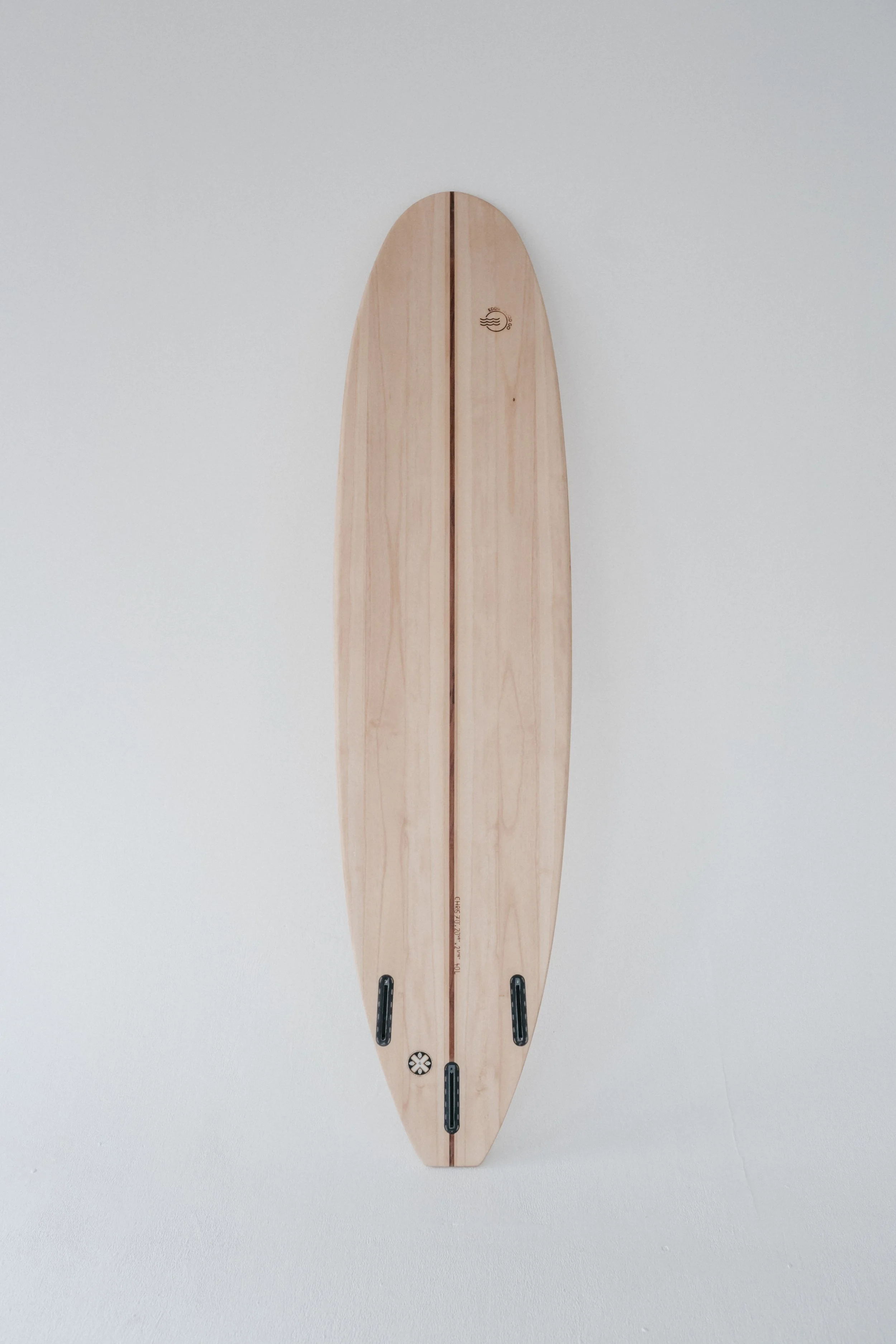 Chris Surfboard – Unterseite mit Thruster Fin Setup, smooth und elegant