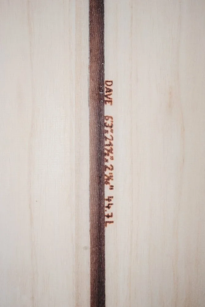 Dave Boardinfo – Modell und Maße, eingebrannt auf nachhaltigem Holz