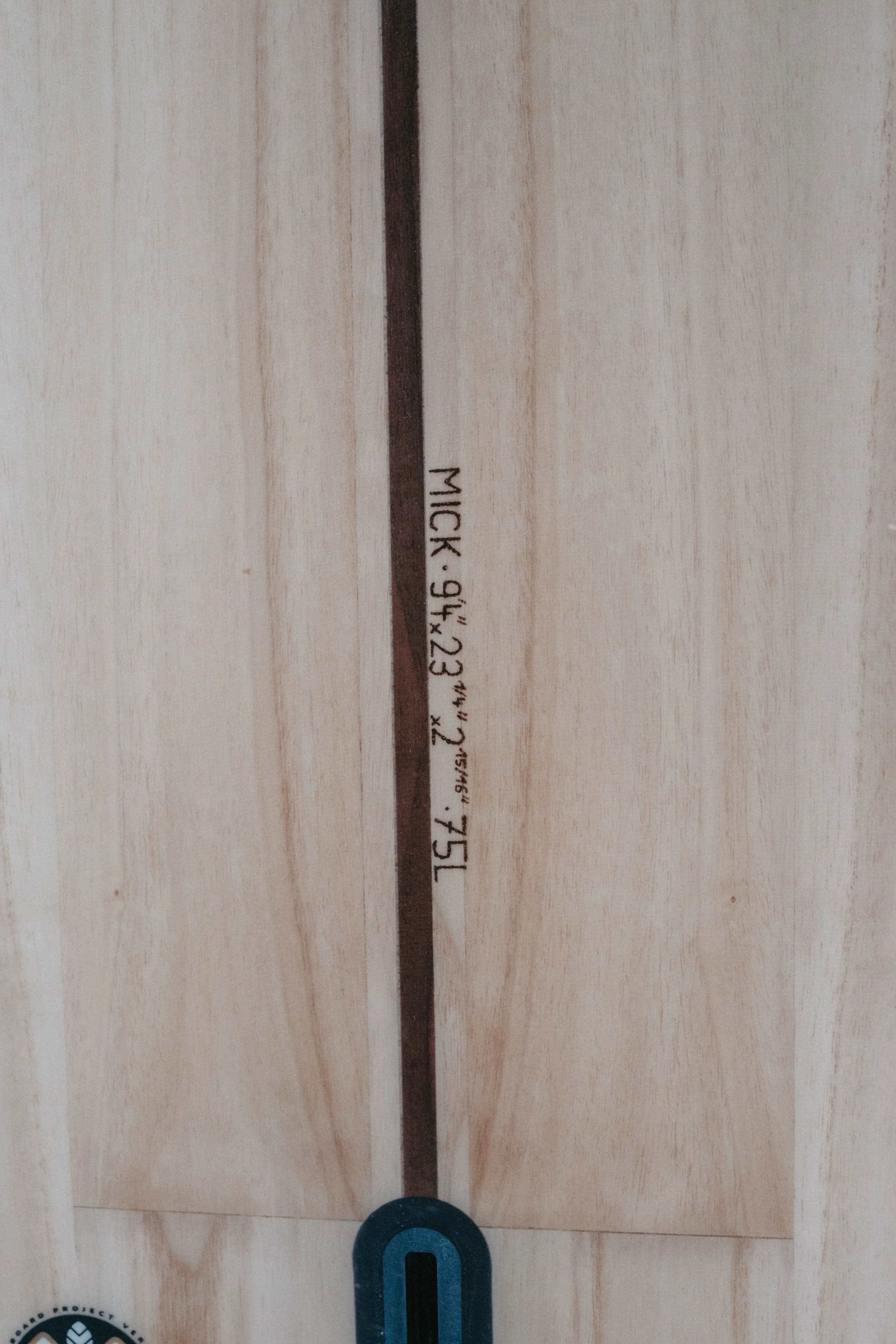 Mick Boardinfo – handgebrannte Maße und Modellname auf edlem Holzdeck