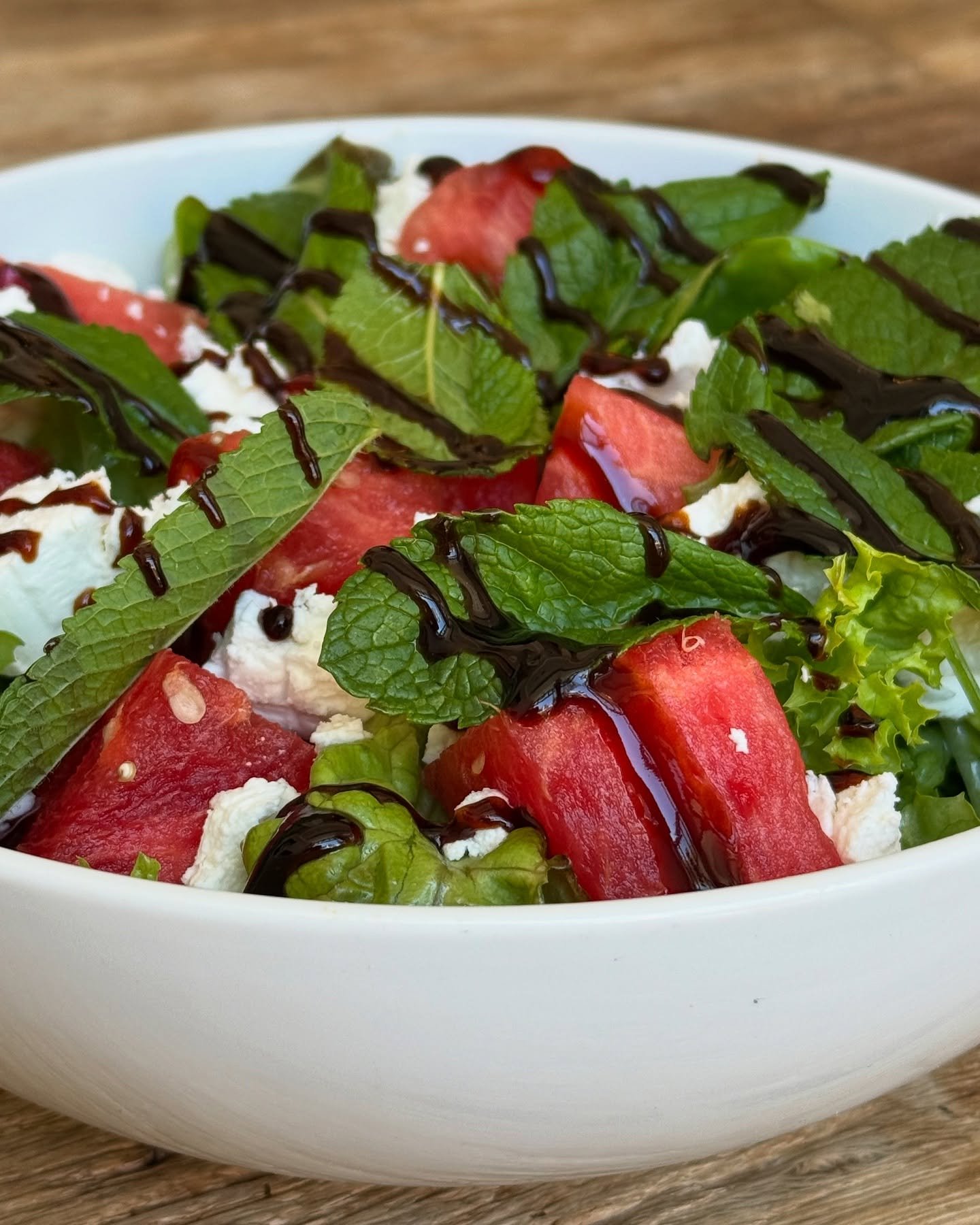 WELCOME BACK ! Mit dem Sommer kommt auch unser Wassermelonensalat zur&uuml;ck ! Frische Blattsalate in Balsamico-Dressing mit Wasserbelone, cremigem Ziegenk&auml;se und Minze !