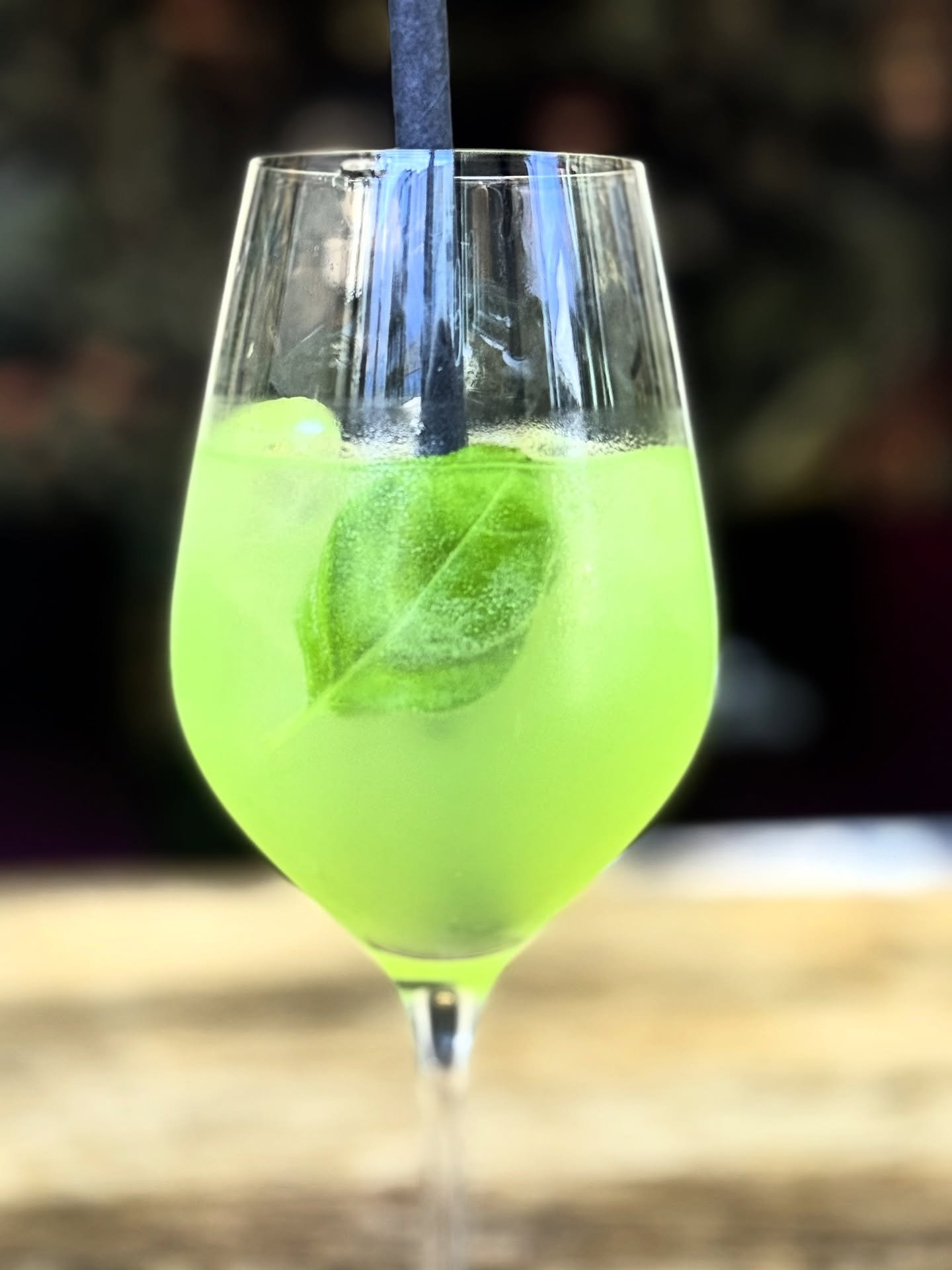 ☀️ LIMONCELLO BASIL &ndash; SUMMER FEELING IM GLAS 🍋🌿
Ab sofort neu bei uns: Limoncello Basil &ndash; dein neuer Lieblingsdrink f&uuml;r sonnige Nachmittage und laue Abende!

🌿 Basilikum-Aperitif von MIKKS
🍋 gemixt mit eisgek&uuml;hltem Limoncell
