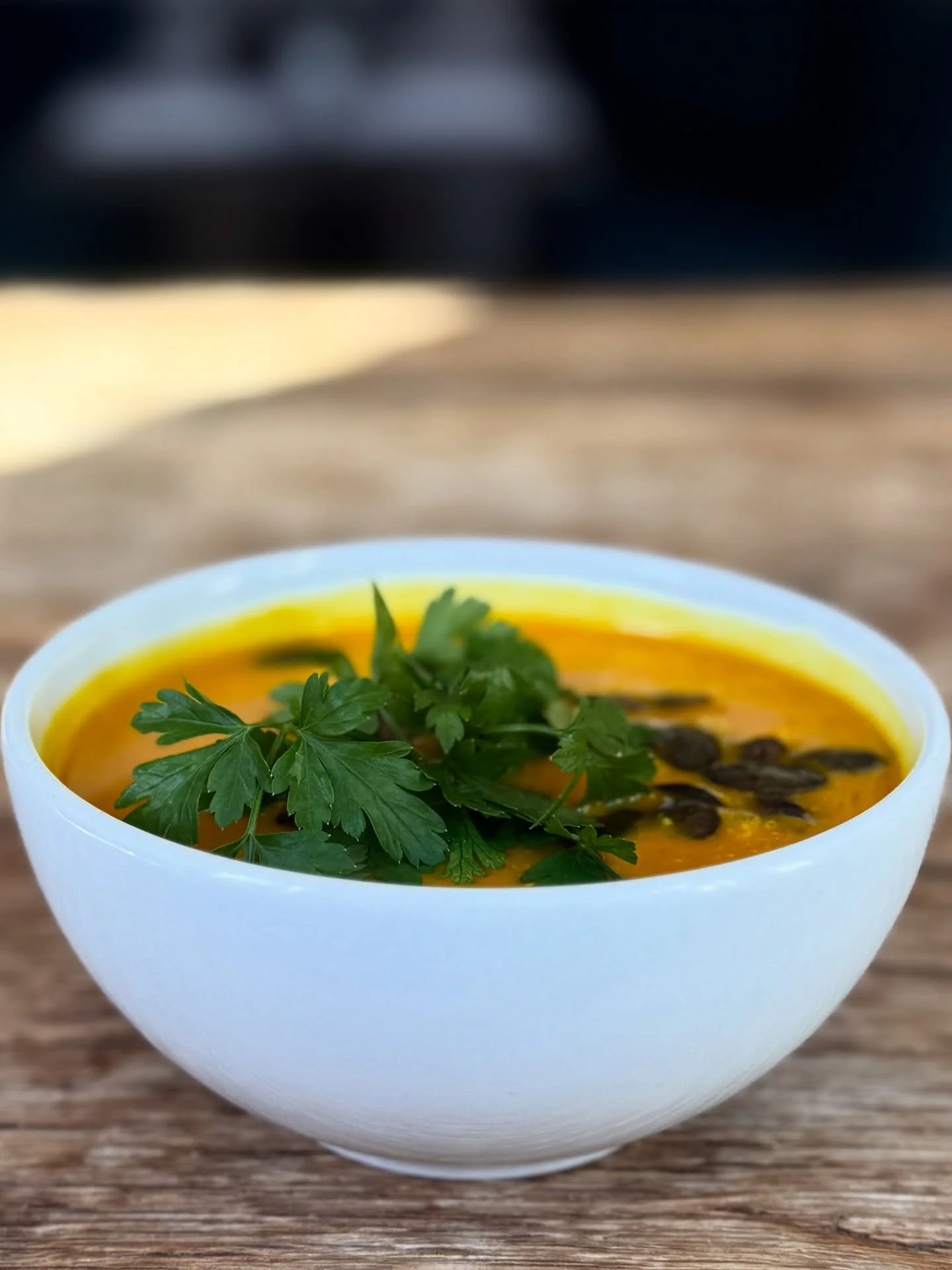 ✨ Endlich ist sie da &ndash; unsere Herbstkarte! ✨
Und was darf dabei nicht fehlen? Nat&uuml;rlich eine cremige K&uuml;rbissuppe 🎃🍂 Samtig, hei&szlig;  und genau das Richtige, um sich an k&uuml;hleren Tagen verw&ouml;hnen zu lassen.

#Herbstk&uuml;