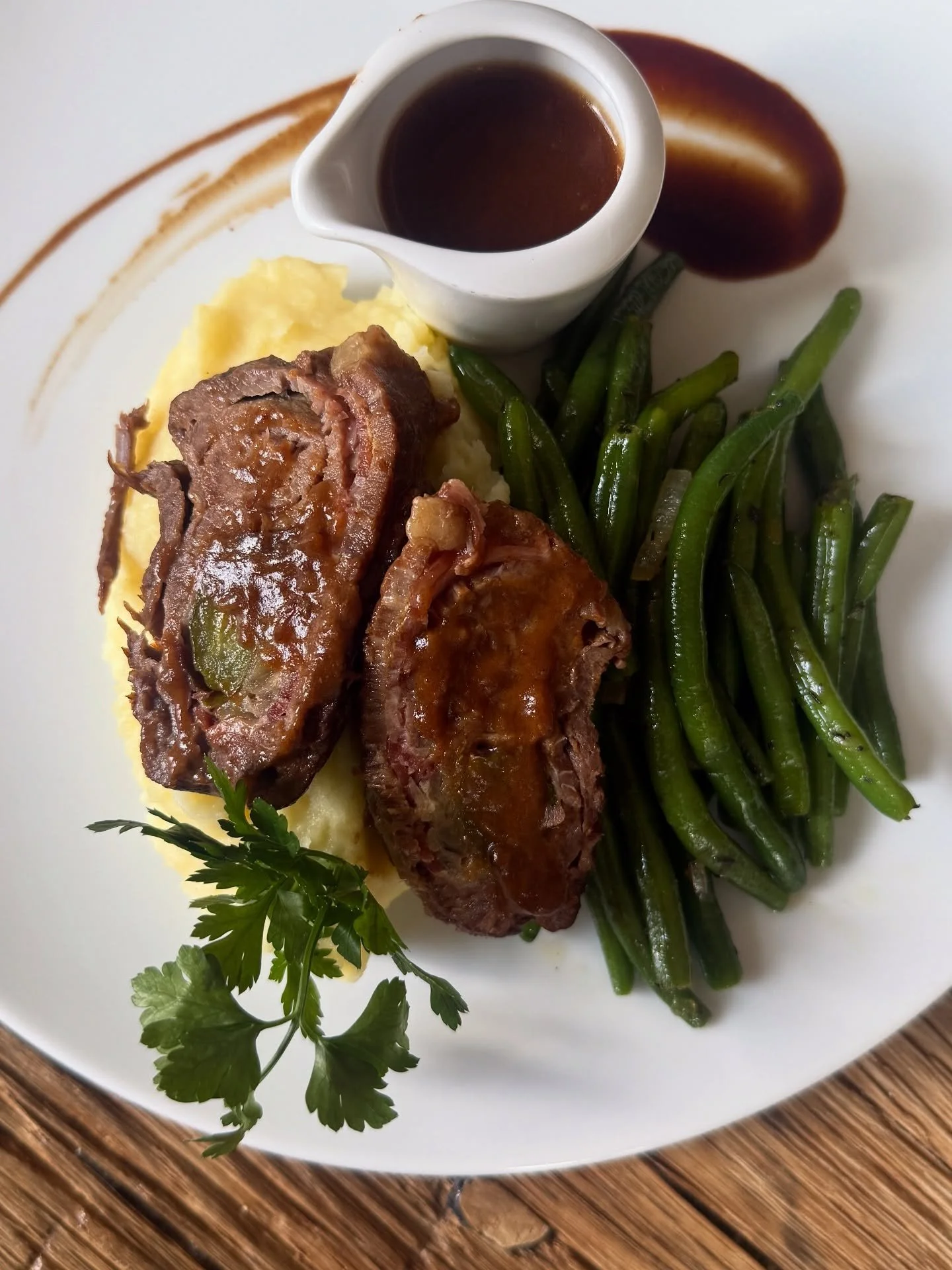 🍂 Herbstgenuss pur! 🍂
Unsere neue Rinderroulade &ndash; zart geschmort und klassisch gef&uuml;llt &ndash; servieren wir mit cremigem Kartoffelp&uuml;ree, w&uuml;rzigen gr&uuml;nen Bohnen mit Zwiebeln und einer kr&auml;ftigen Bratensauce.

Ein echte