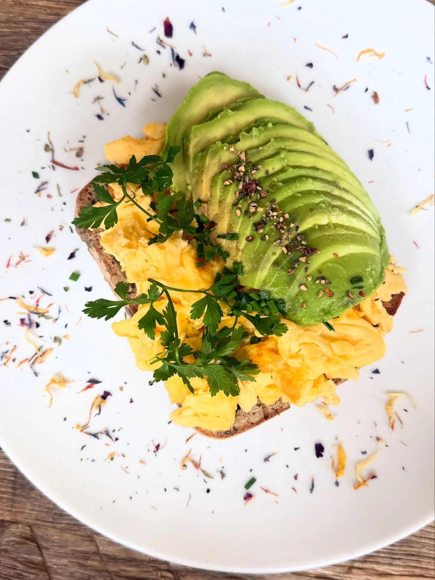&bdquo;Neu auf der Karte ✨ Vital-Brot mit R&uuml;hrei &amp; Avocado 🥑🍳 &ndash; frisch, leicht &amp; voller Geschmack!&ldquo;

T&auml;glich bis 15 Uhr 

#VitalBrot #AvocadoLove #HealthyFood #NeuAufDerKarte #foodievibes