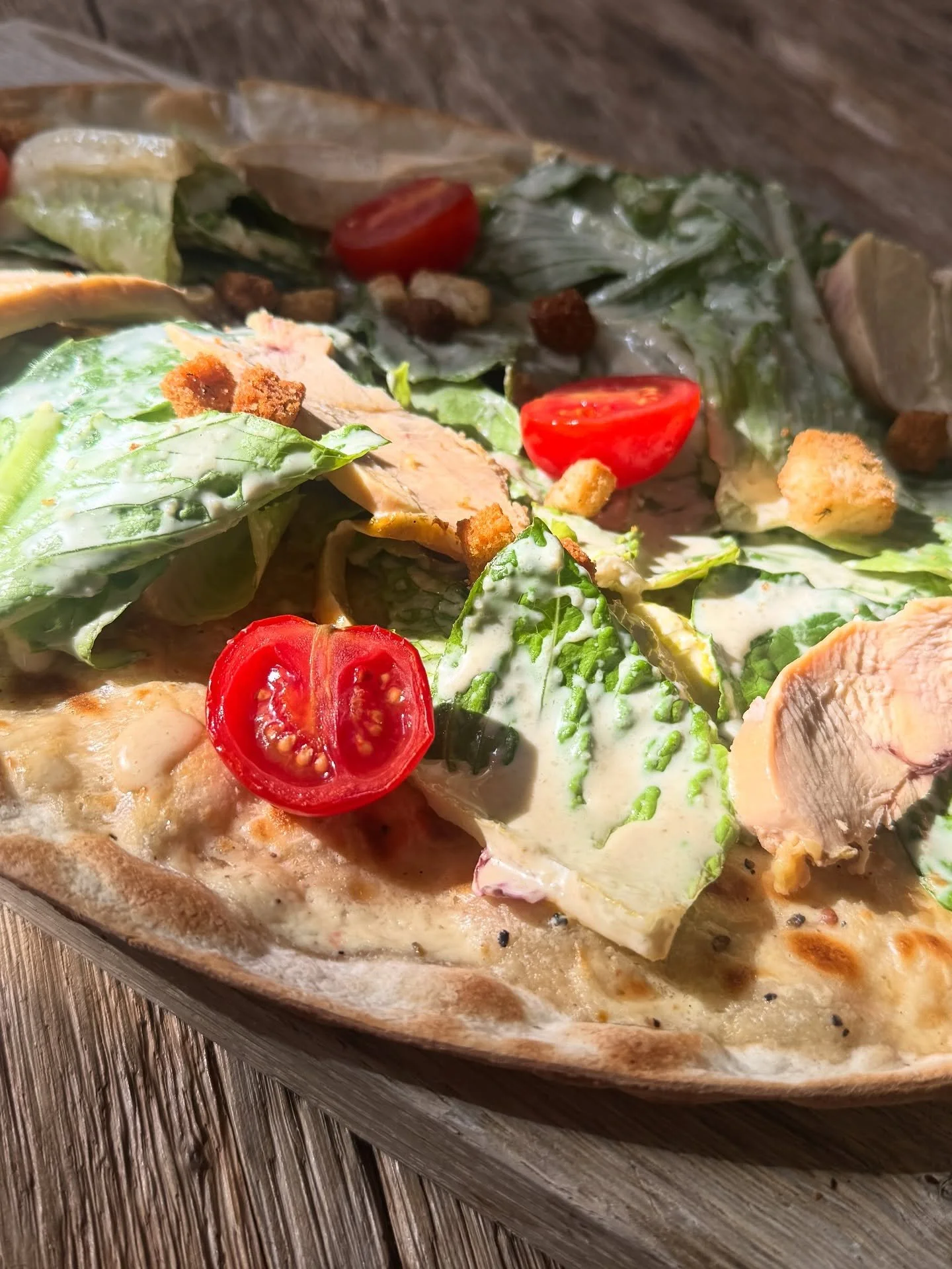 ✨ Neu auf unserer Karte ✨
Unser neuester Flammkuchen kombiniert cremige Cr&egrave;me fra&icirc;che, knackigen R&ouml;mersalat im Caesar Dressing, knusprige Croutons, Kirschtomaten und zarte Maispoularde. 🥗🍗
Ein echter Genussmoment f&uuml;r alle, di