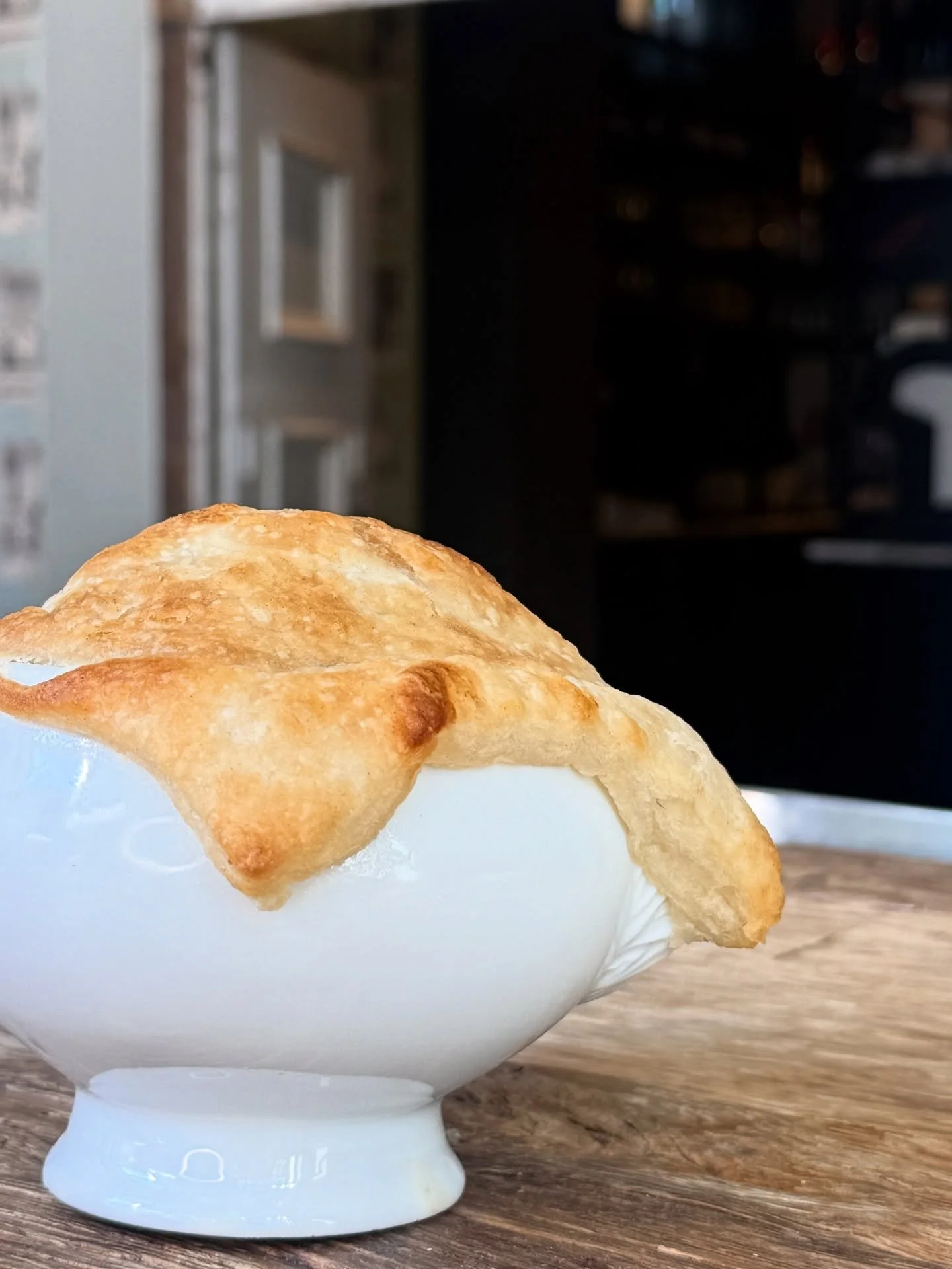 ✨Neu auf unserer Karte✨
Unsere klassische franz&ouml;sische Zwiebelsuppe &ndash; mit kr&auml;ftigem Geschmack, unter einer knusprigen Bl&auml;tterteighaube serviert. Ein herzhafter Genuss, perfekt f&uuml;r die k&uuml;hleren Tage! 🥣🥐

Kommt vorbei u