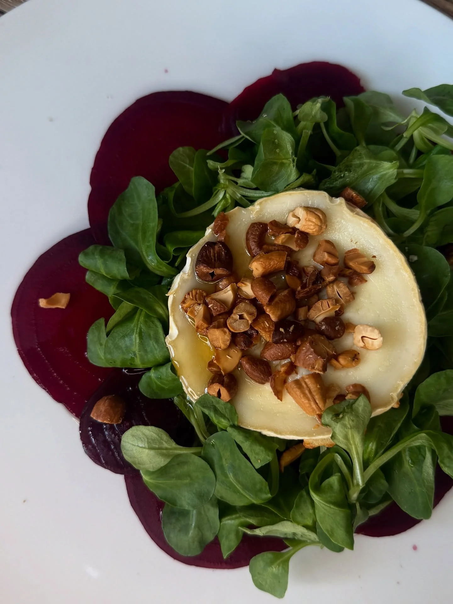 Feiner gratinierter Ziegenk&auml;se, mariniert und veredelt mit Honig sowie knackigen Cashew-N&uuml;ssen 🧀🍯🥜. Auf frischem Rote-Bete-Carpaccio und knackigem Feldsalat. Ein Zusammenspiel aus S&uuml;&szlig;e, Frische und Cremigkeit &ndash; perfekt f