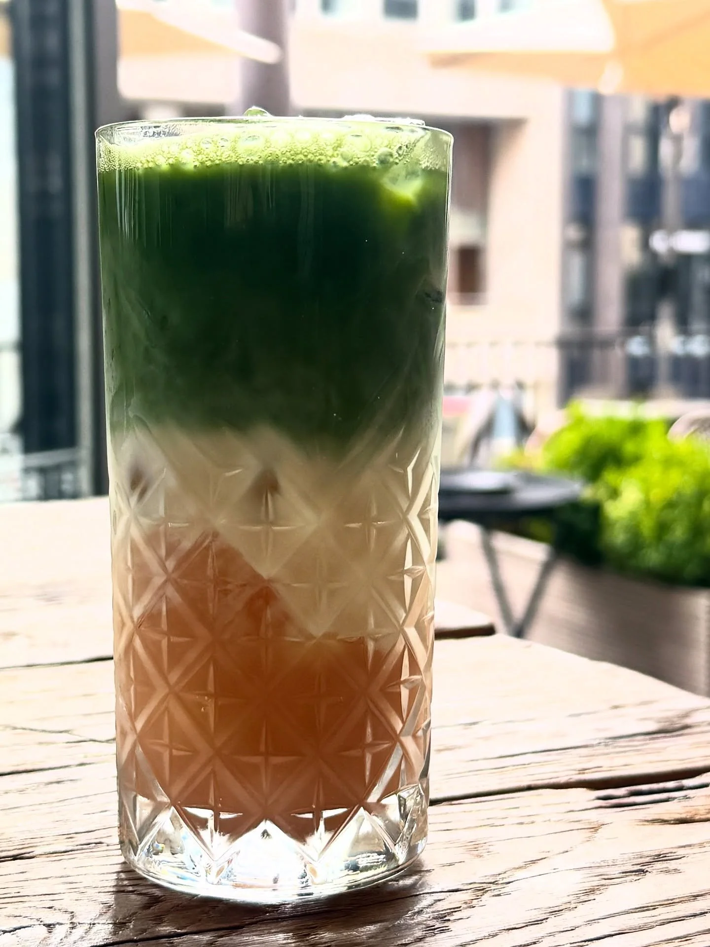 ✨🌿 New on the Menu ✨
Unsere neuen Iced Matcha Lattes sind da &ndash; wahlweise mit Mango 🥭 oder White Peach 🍑.
Gemixt mit cremigem Kokosdrink 🥥 und fruchtigem P&uuml;ree &ndash; der perfekte Energy-Boost f&uuml;r Sp&auml;tsommer &amp; Herbst. 💚
