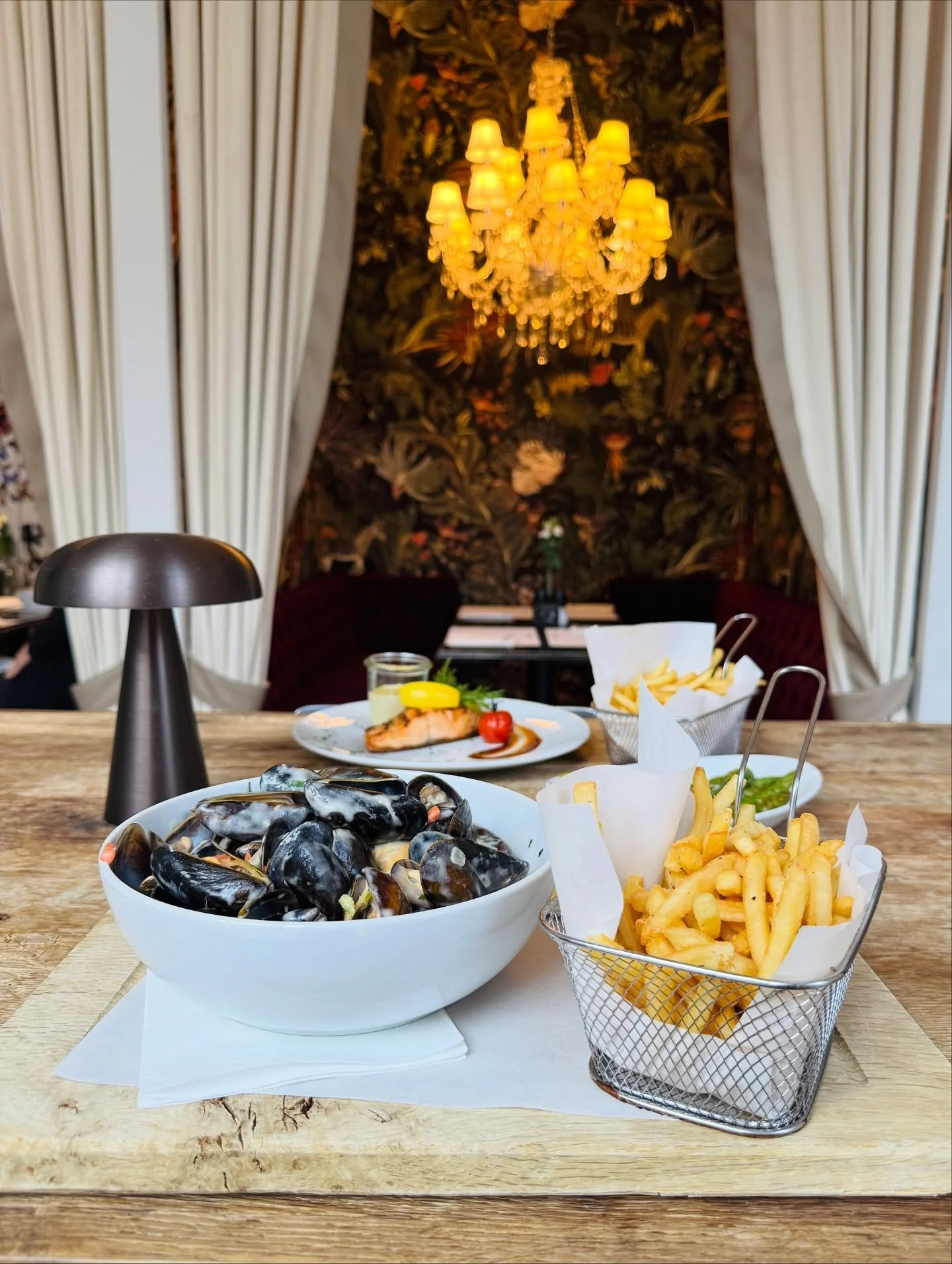 Montag ist nichts f&uuml;r miese Vibes&hellip; 
aber definitiv f&uuml;r Miesmuscheln und Frites. 

Frisch, aromatisch und genau das Gericht, das den Start in die Woche ein bisschen leichter und viel leckerer macht.🙏

#atelierf #moulesfrites #miesmus