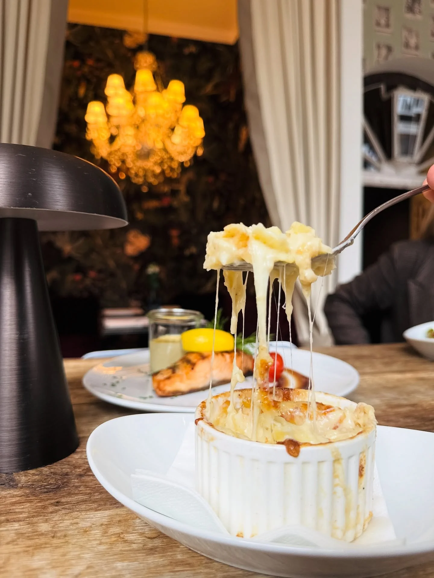 Wer hier die F&auml;den zieht?
Jeder, der K&auml;se liebt 😍

#atelierf #hhfood #cheese