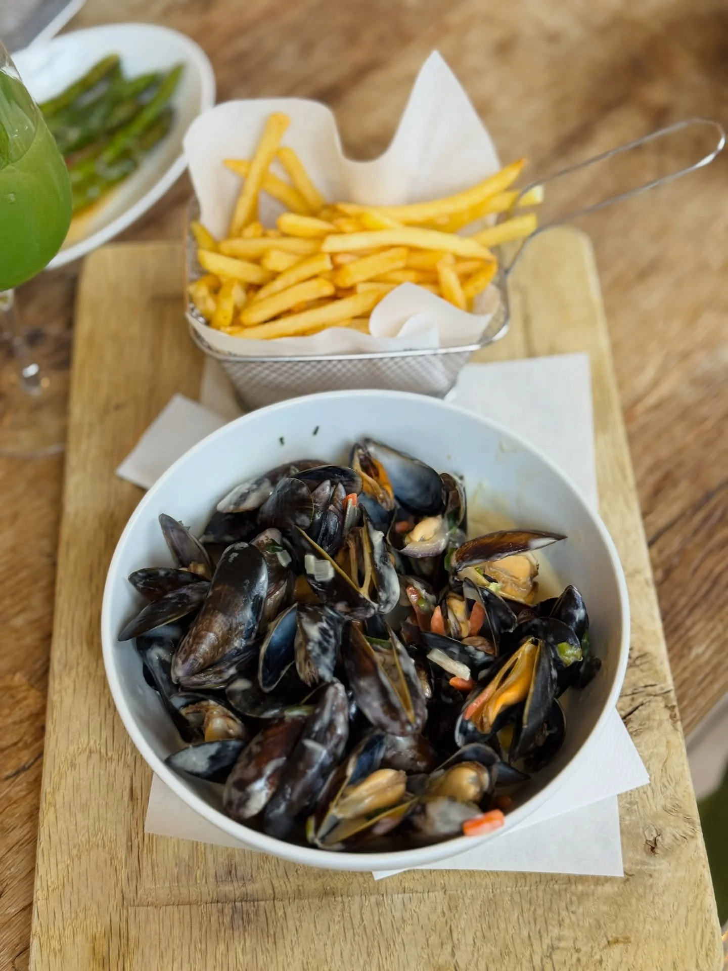 Alles erledigt, jetzt Moules &amp; Frites. 🛍️🍟
Der perfekte Abschluss nach dem Wochenend-Shopping.
Oder davor.
Oder dazwischen.

#atelierf #moulesfrites