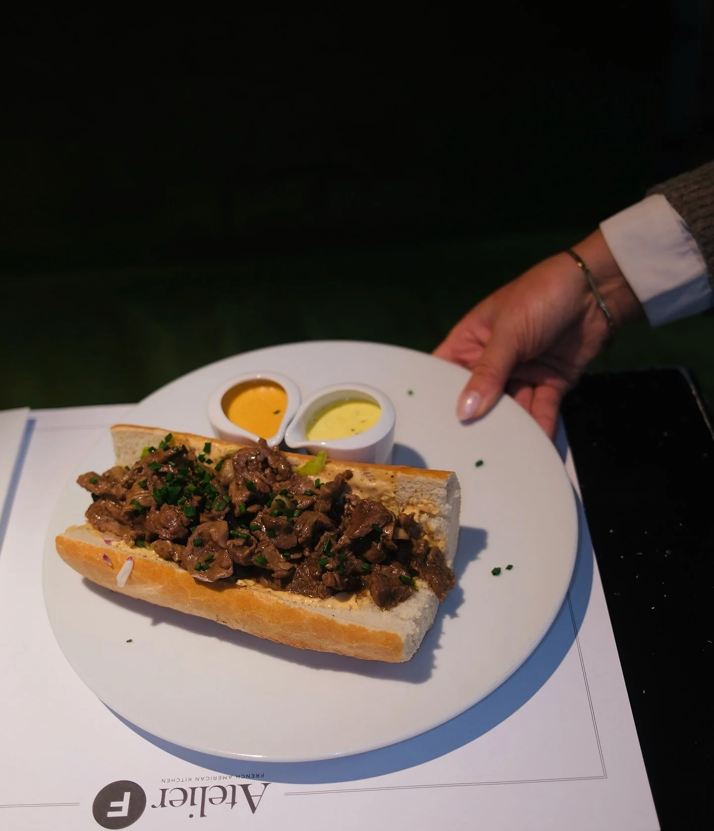Dirty Thursday.
Keine Regeln, nur Geschmack.
Unser Philly Cheesesteak Sandwich kommt genau so, wie es soll: saftig, k&auml;sig, unapologetic.

Reservieren lohnt sich.
Probieren noch mehr. 🧀 

#atelierf #phillycheesesteak