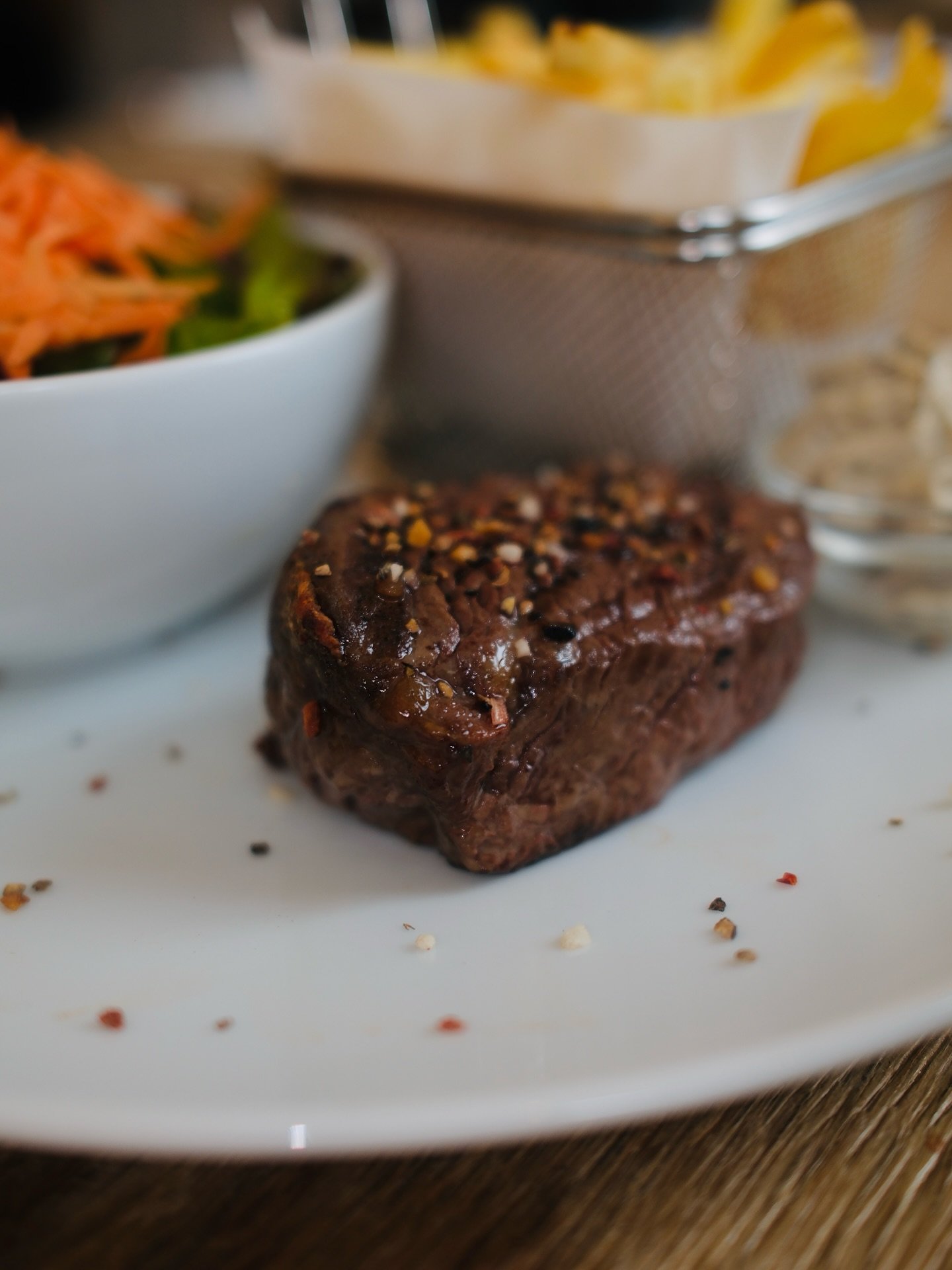 Wichtiges Steak-holder Meeting?
Unser Business Lunch hat genau den richtigen Inhalt daf&uuml;r: 
Steak Frites 🥩 🍟 gehen immer. 

#atelierf #hhfood #lunch