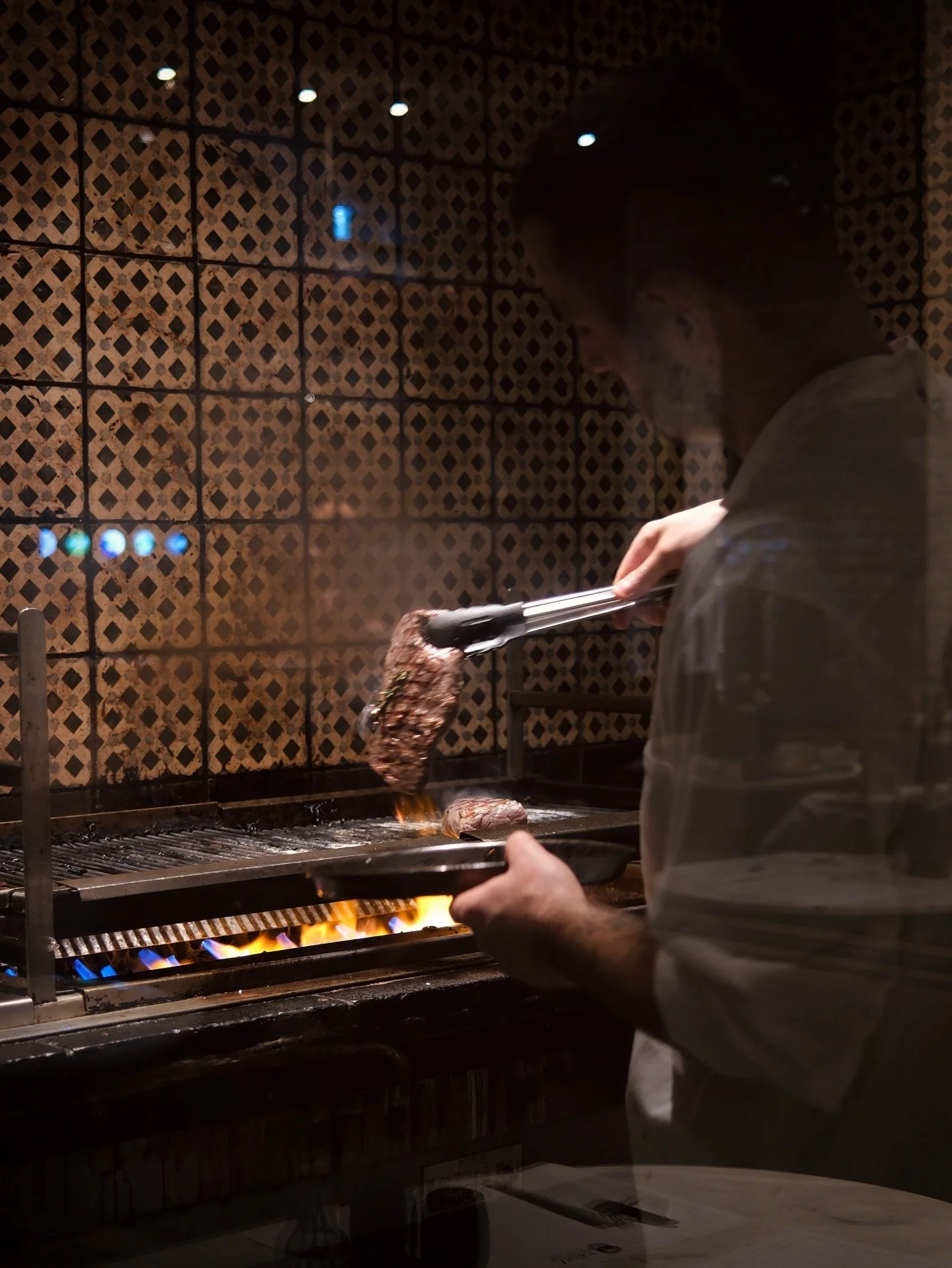 F&uuml;r gutes Fleisch sind wir Feuer und 🔥 
Je nach Sitzplatz habt ihr sogar besten Blick aufs Geschehen - guten Appetit!

#atelierf #hhfood