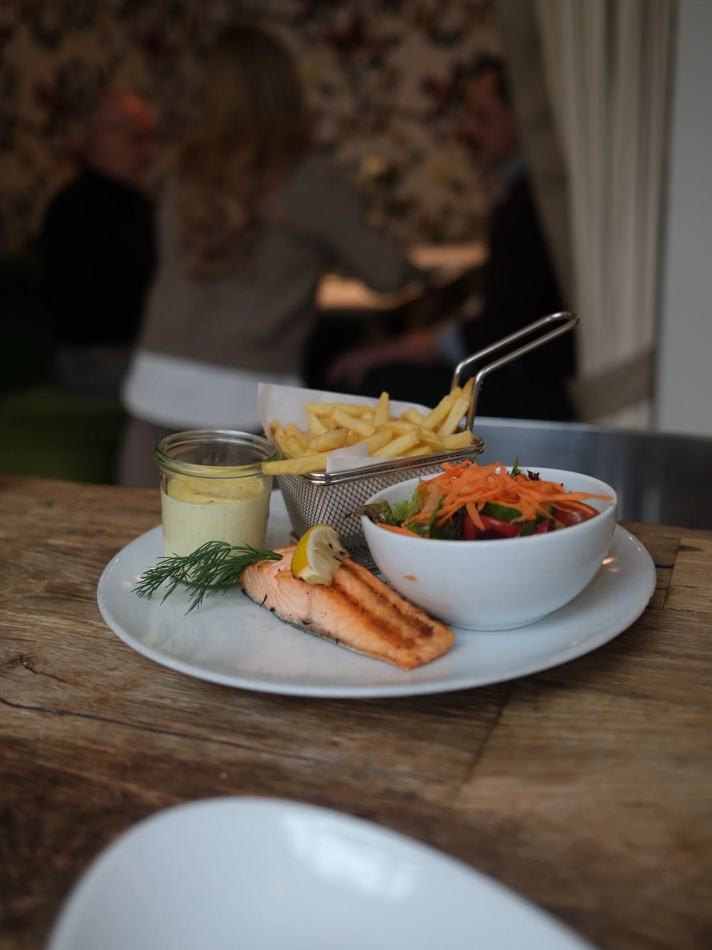 Lachs lieber im St&uuml;ck oder in der Pasta? 👀
Wir k&ouml;nnen beides f&uuml;r dich. 

Happy Weekend und guten Appetit 😋 

#atelierf #hhfood