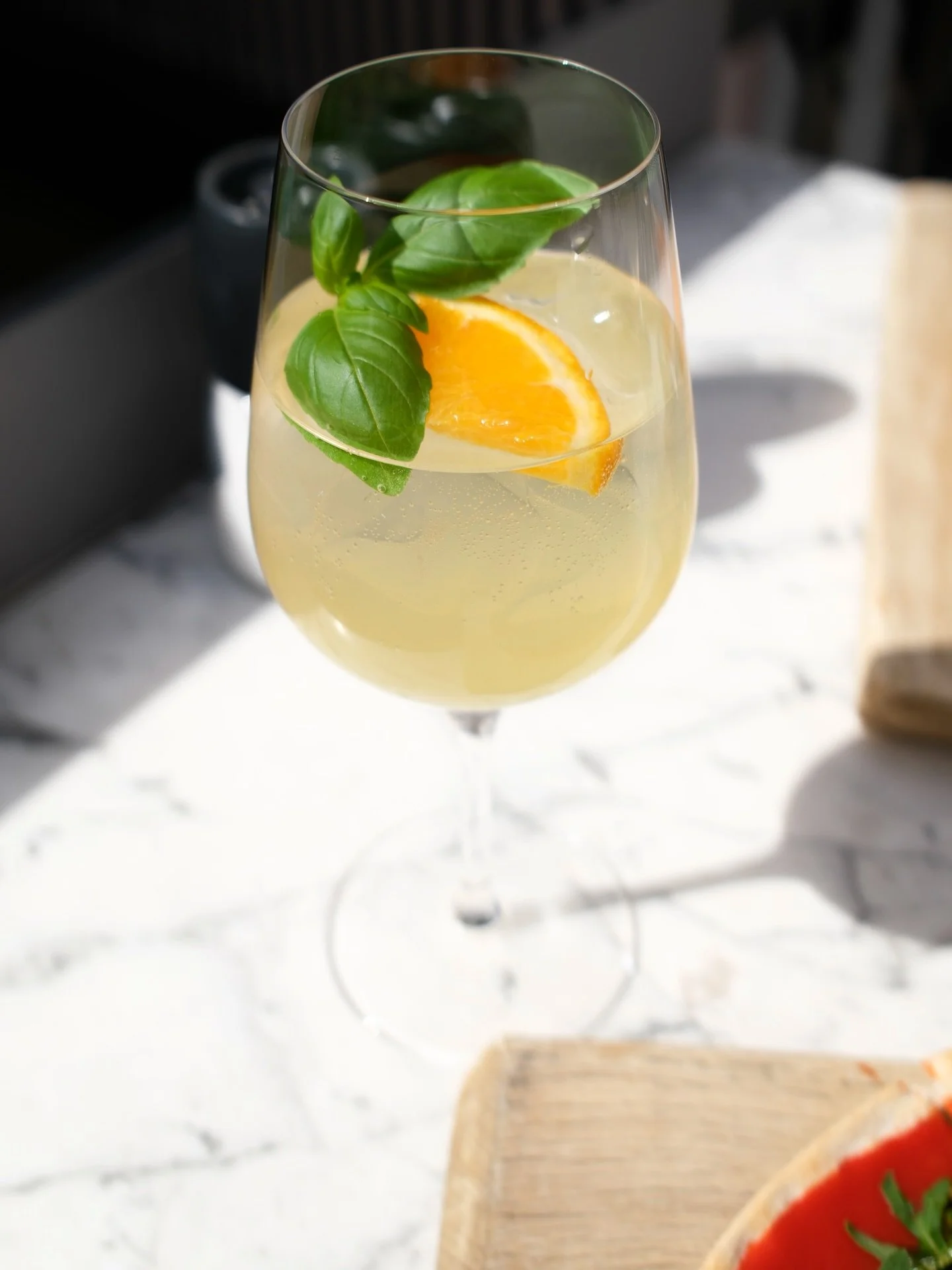 Suns out, glasses out ☀️🍹
Unsere Getr&auml;nkekarte ist heute eure neue Lieblingslekt&uuml;re 📖 
Was ist euer Go to-Drink an Tagen wie diesen?