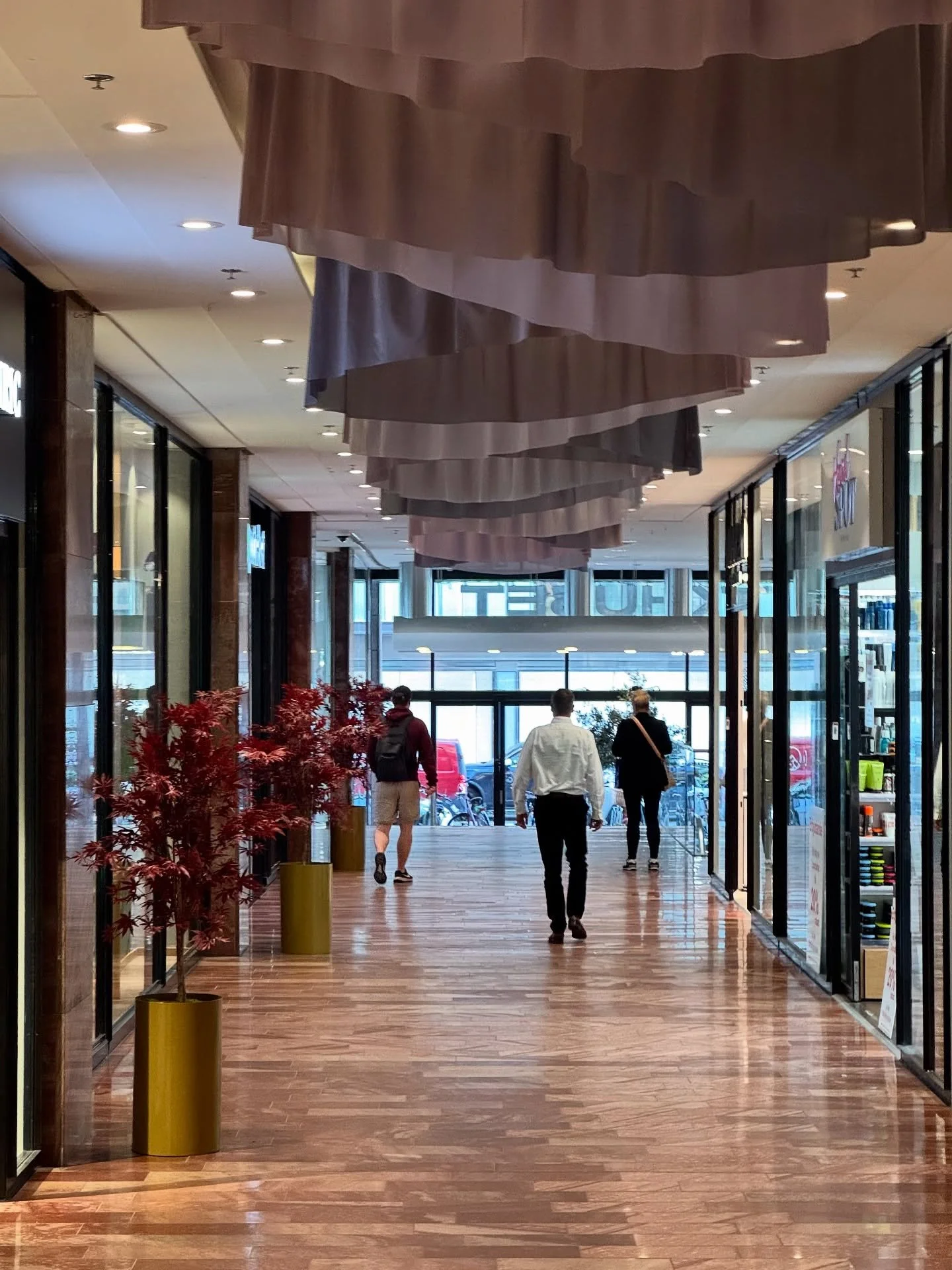 H&ouml;sten har flyttat in i PK-huset! 🍂
Vi har skapat en varm och ombonad k&auml;nsla genom att h&auml;nga upp svepande tyg i taket som ramar in g&aring;ngen och f&aring;ngar h&ouml;stens ljus. F&ouml;r att f&ouml;rst&auml;rka atmosf&auml;ren har v