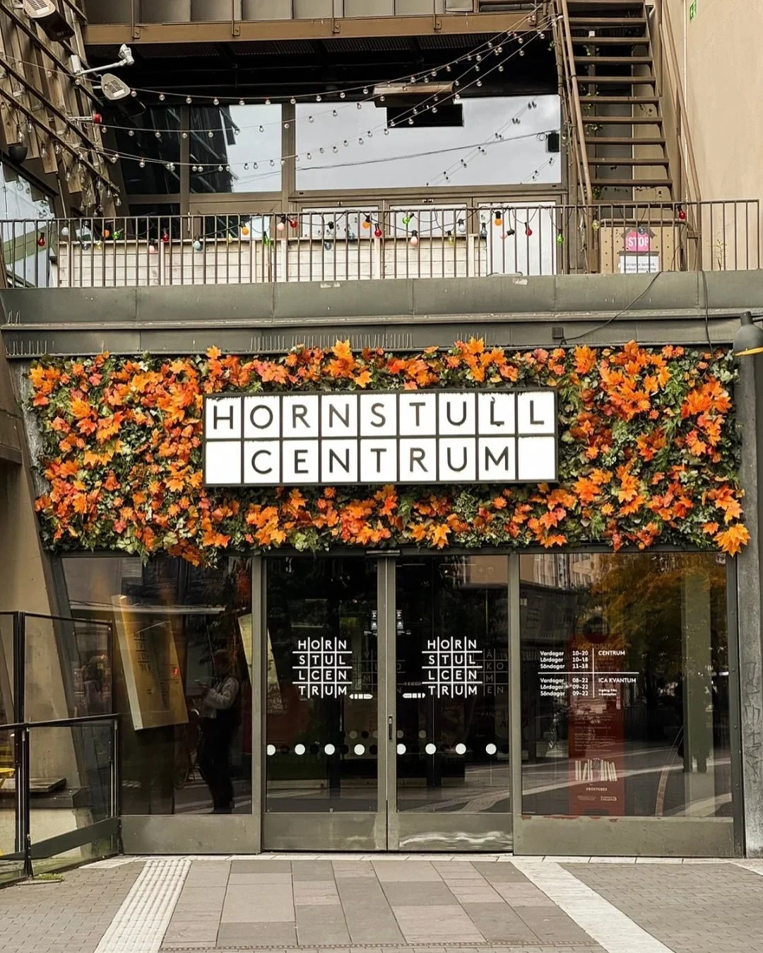Boktober i Hornstull! Vi har f&ouml;rvandlat centrum till en kreativ plats f&ouml;r l&auml;slust &ndash; fr&aring;n sk&auml;rm till p&auml;rm. H&auml;r kan du: Uppt&auml;cka v&aring;r bokbytarhylla &ndash; l&auml;mna en bok, ta med en ny hem. Pyssla 