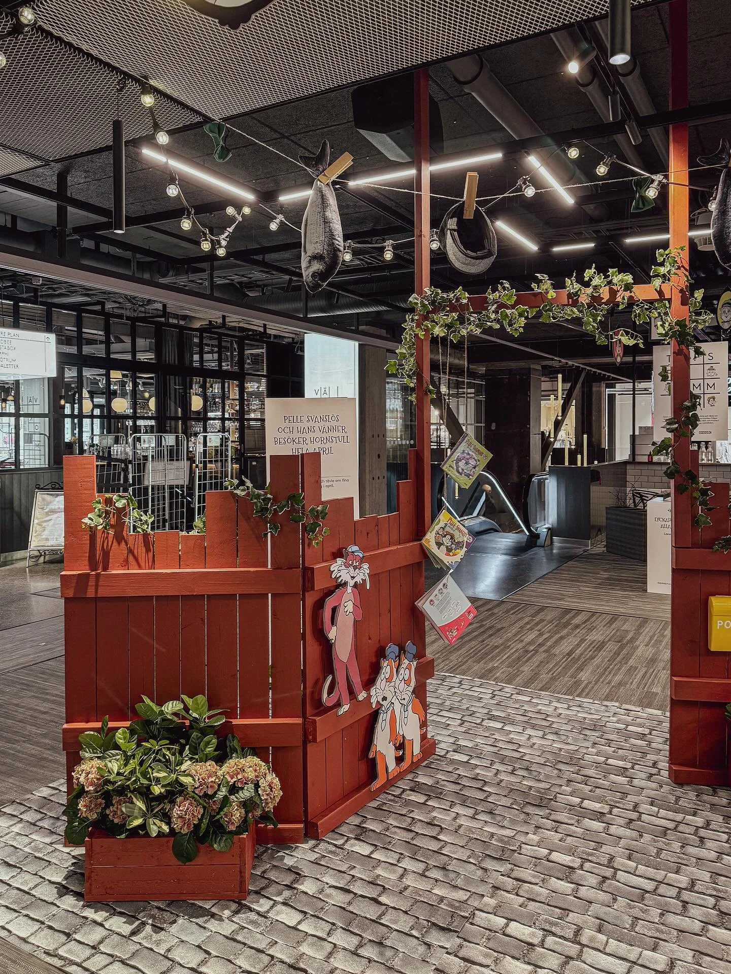 Kliv in i ber&auml;ttelsernas v&auml;rld!&nbsp;🐭 Tillsammans med&nbsp;bokf&ouml;rlaget&nbsp;Bonnier&nbsp;Carlsen&nbsp;har vi skapat en magisk pop-up-utst&auml;llning med &auml;lskade karakt&auml;rer i centrum. Barnen har m&ouml;tt Musse &amp; Helium
