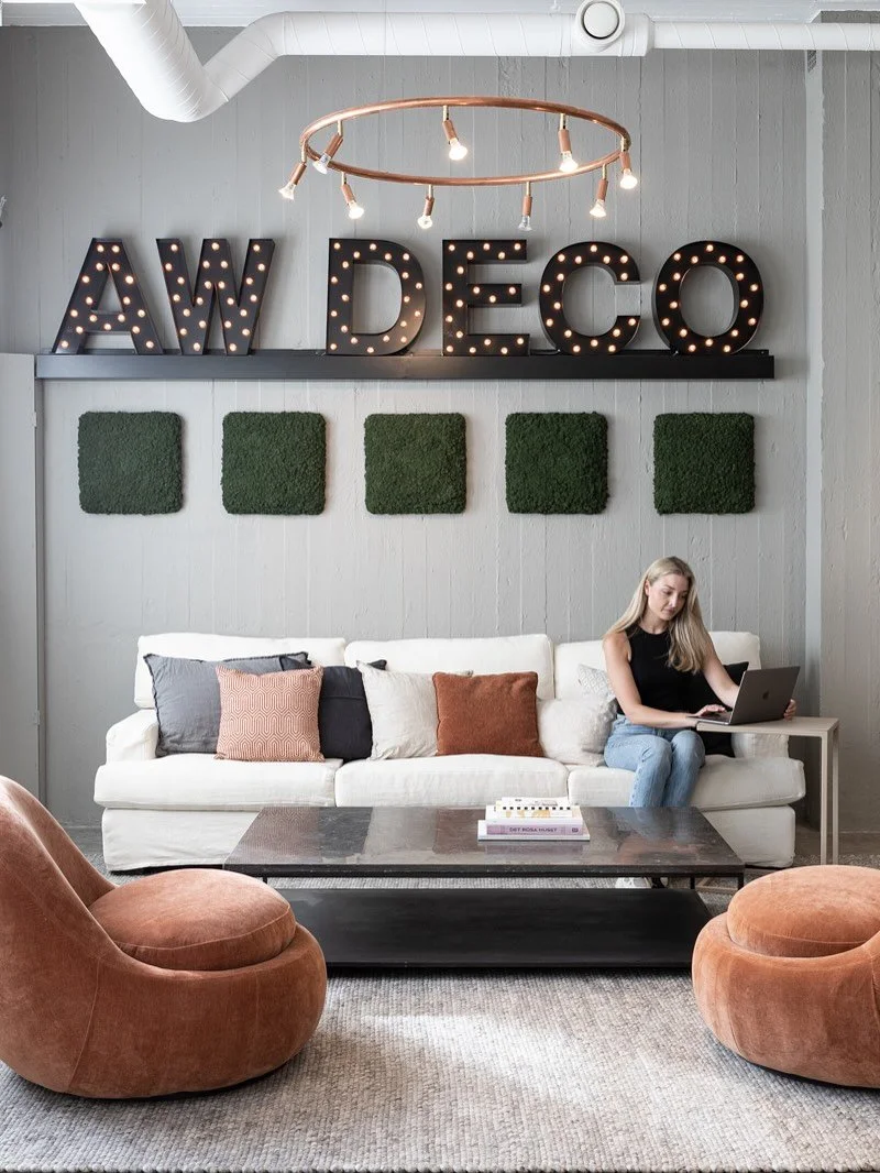 Se hur en tom yta f&ouml;rvandlades till en levande arbetsplats ✨
 H&auml;r visar vi hur samma lokal kan bli plats f&ouml;r kreativa m&ouml;ten, fokus och spontana h&auml;ng &ndash; allt f&ouml;r att skapa gemenskap och inspiration p&aring; jobbet.
V