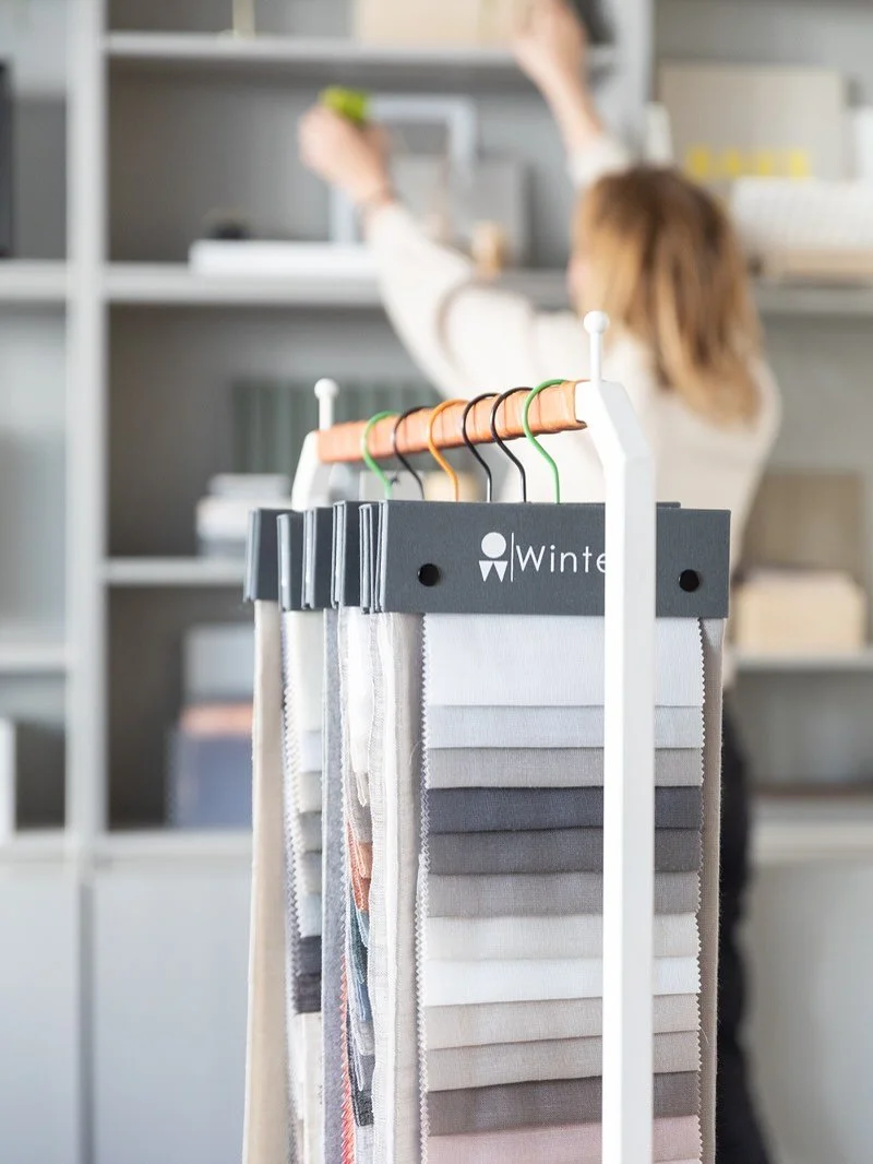 Tre decennier av f&auml;rg, form och fingertoppsk&auml;nsla 🎨
 Med 30-&aring;rs erfarenhet vet vi exakt hur material, textil och dekor kan lyfta en milj&ouml;, fr&aring;n tr&aring;kig till livfull.
 Vi skapar allt fr&aring;n v&auml;lkomnande entr&ea