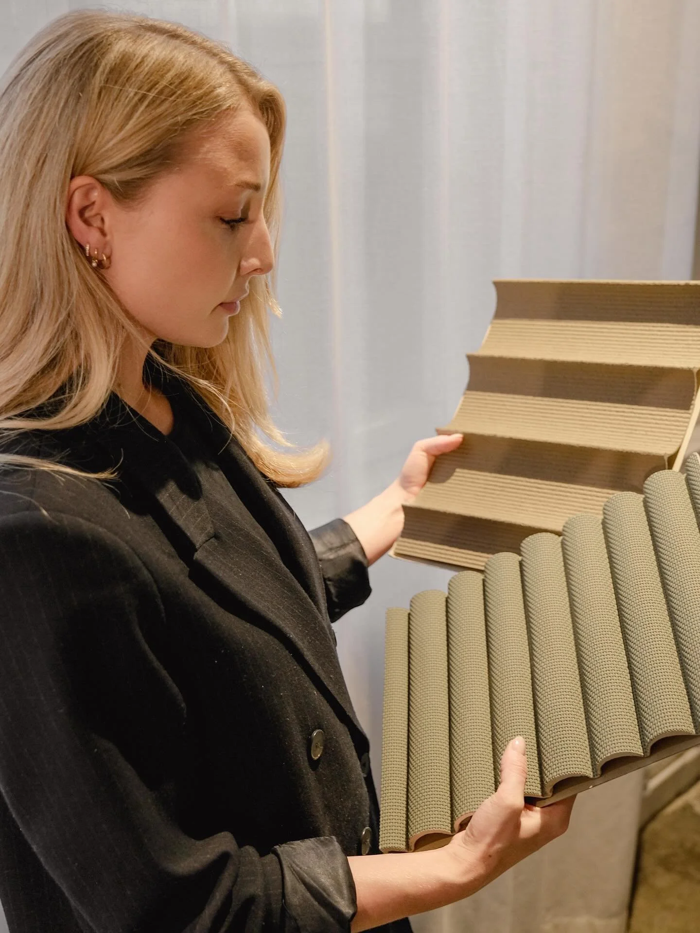 En v&auml;gg beh&ouml;ver inte bara vara en v&auml;gg ✨

V&auml;ggpaneler &auml;r ett perfekt s&auml;tt att skapa karakt&auml;r, oavsett om du vill ha ett klassiskt, modernt eller mer kreativt uttryck. Vi anpassar utformning, f&auml;rg och struktur e