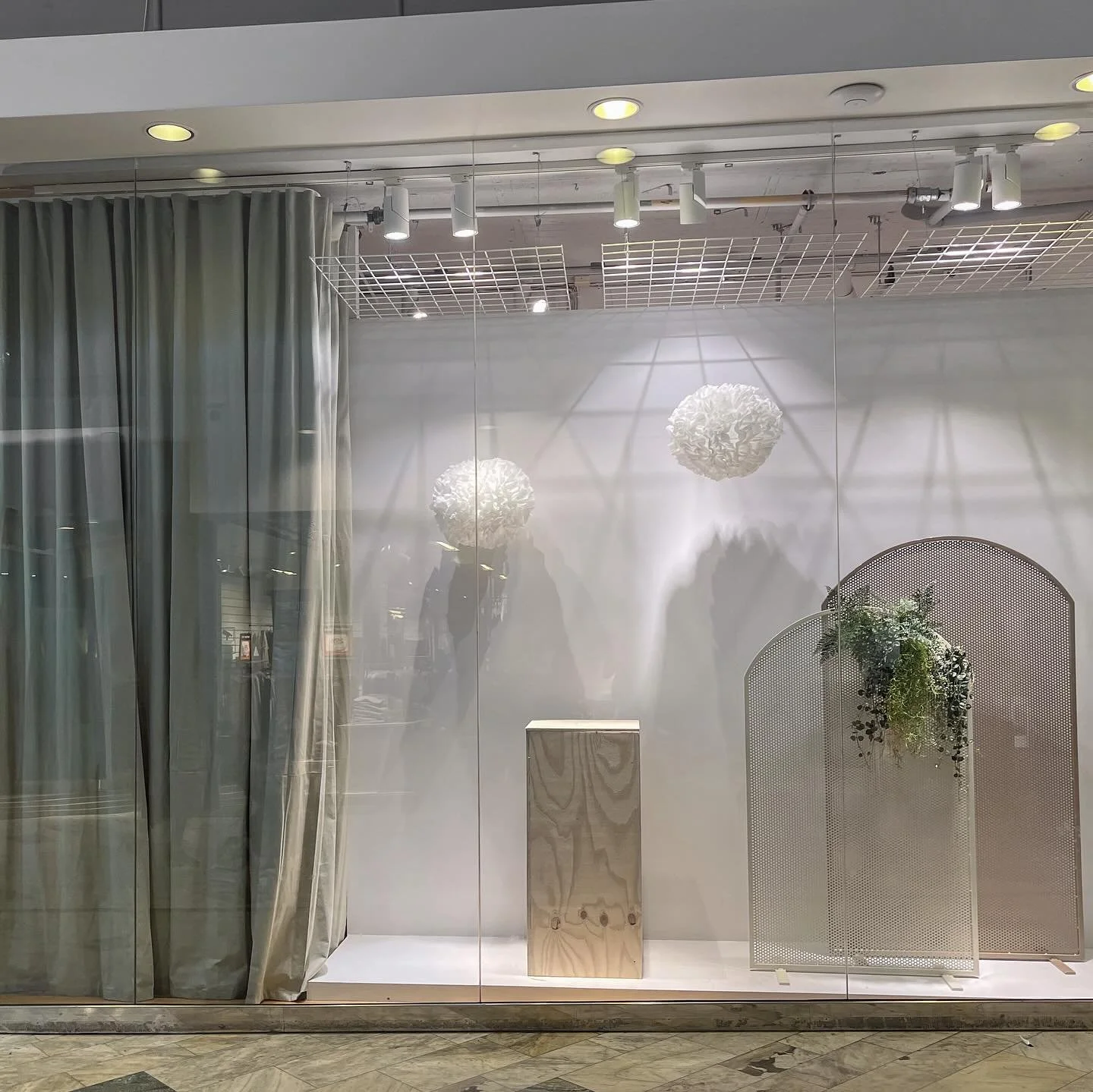 Fr&aring;n skiss till verklighet 🌿 En tom yta har nu blivit ett skyltf&ouml;nster, redo att dekoreras. 

Har ni ocks&aring; en tom yta eller lokal?
H&ouml;r av er, s&aring; hj&auml;lper vi er att f&ouml;rvandla platsen och skapa n&aring;got mer leva