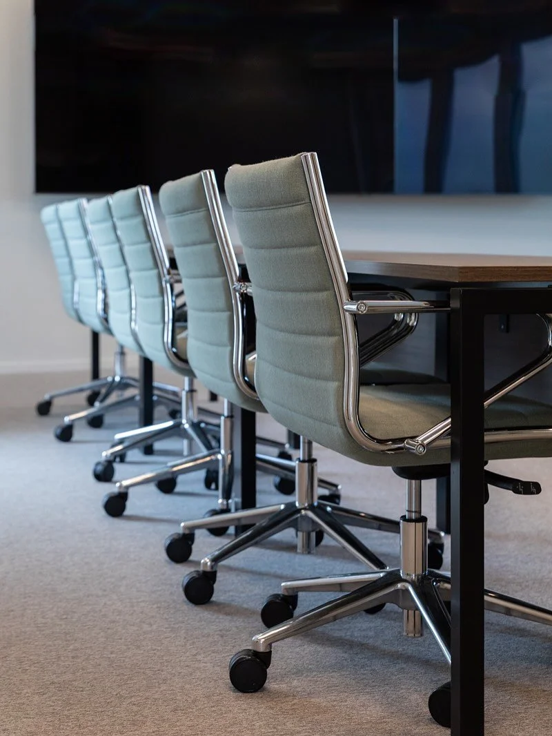 Varje yta beh&ouml;ver sin stol 🪑 Vi hj&auml;lper er att v&auml;lja m&ouml;bler som &auml;r lika sk&ouml;na som de &auml;r snygga, alltid anpassat efter ert projekt ✨