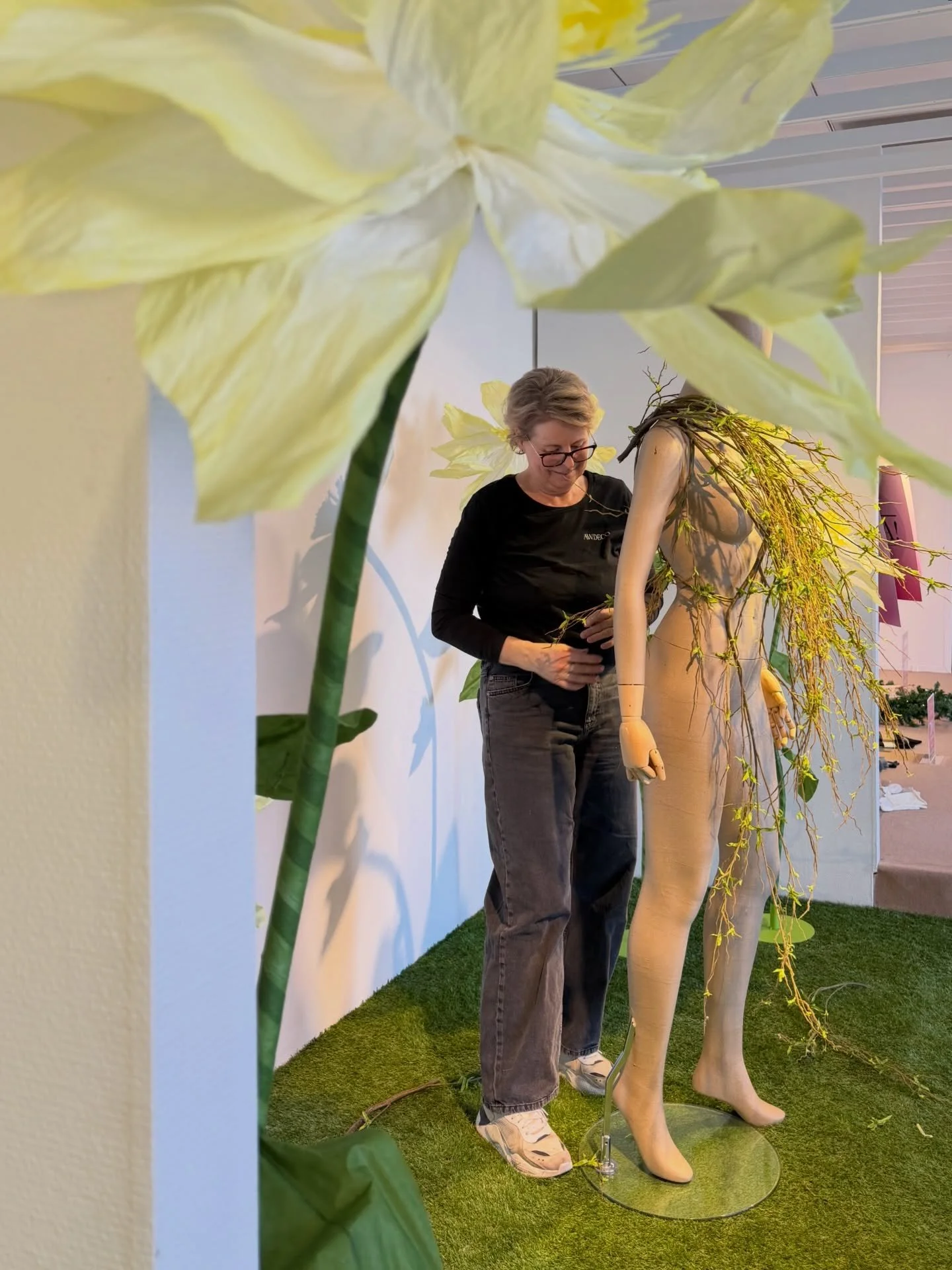 V&aring;ren har flyttat in hos @punktgallerian i V&auml;ster&aring;s🌱💛
Stora blommor, spirande grenar och en plats att sl&aring; sig ner mitt i bland det gr&ouml;na och gula. 

Installationer skapade f&ouml;r att ge en k&auml;nsla av ljus, v&auml;r